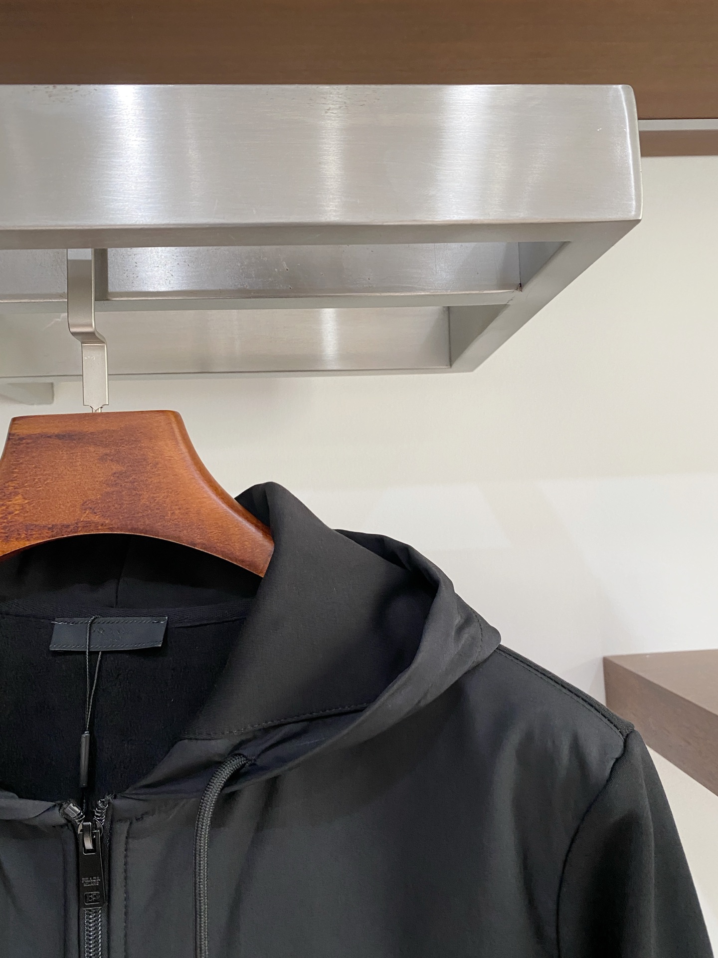 普拉达、2025新品卫衣外套，帅气时尚，胸前五金装饰三角标logo，简约百搭款。面料棉 不仅挺括，保持潮