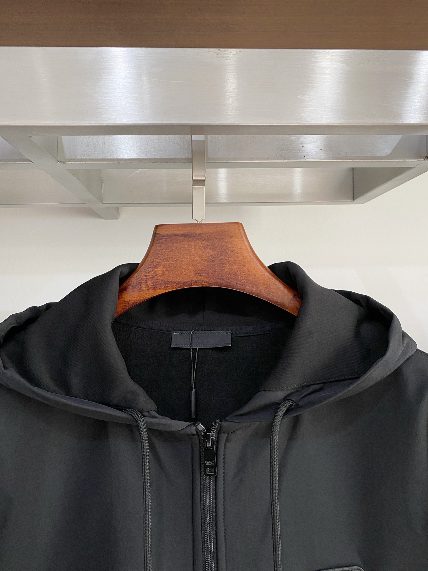 普拉达、2025新品卫衣外套，帅气时尚，胸前五金装饰三角标logo，简约百搭款。面料棉 不仅挺括，保持潮