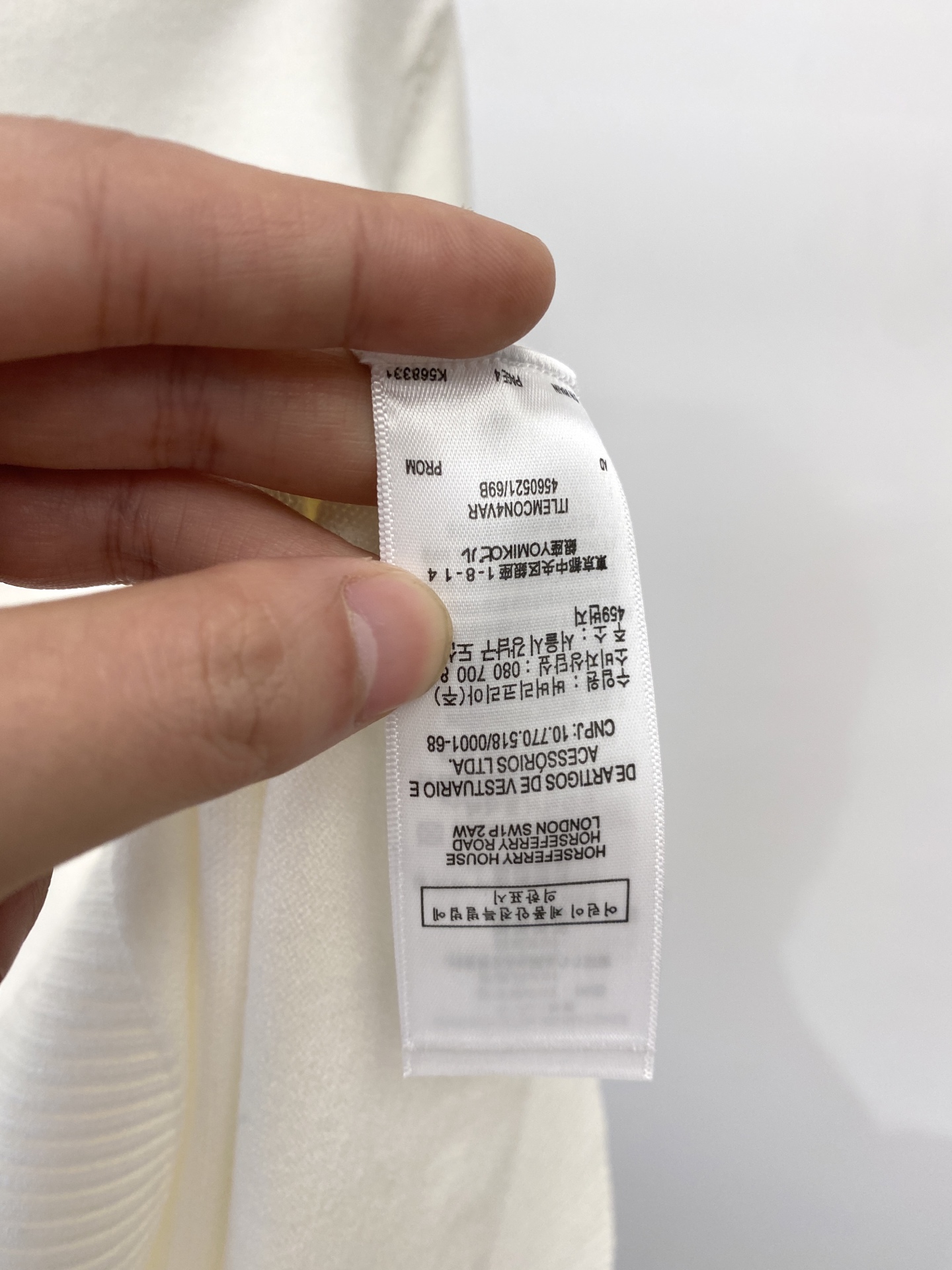 路易威登、2025新品羊毛衣 具有手感细腻柔软，可直接与肌肤接触，让暖心的纱线变化出细腻的质感，顶级工艺