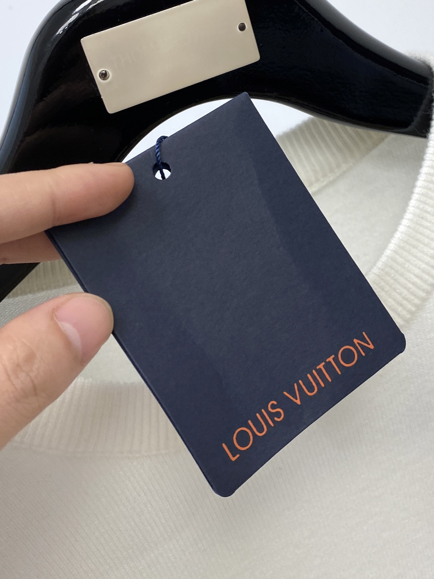 路易威登、2025新品羊毛衣 具有手感细腻柔软，可直接与肌肤接触，让暖心的纱线变化出细腻的质感，顶级工艺