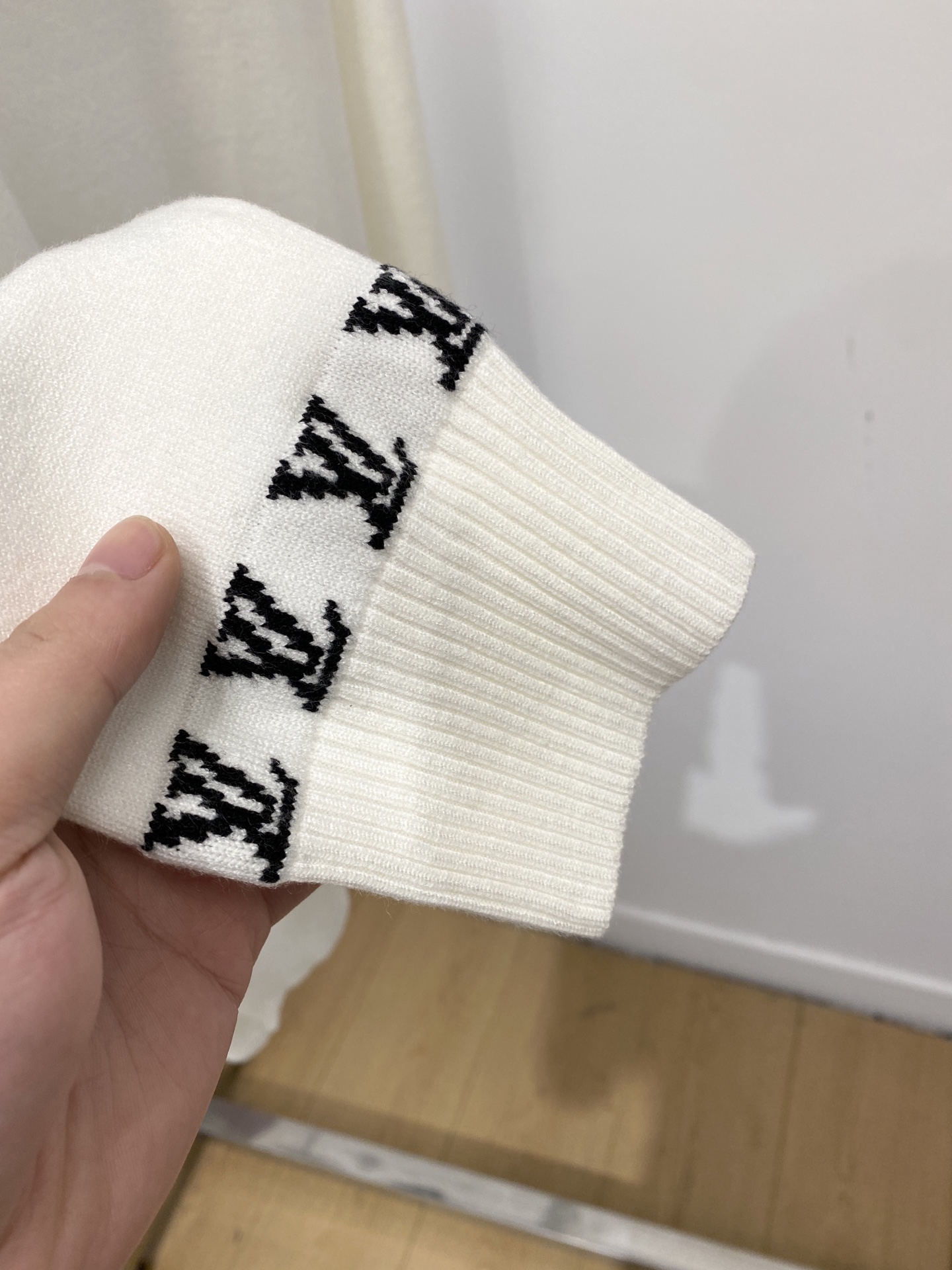 路易威登、2025新品羊毛衣 具有手感细腻柔软，可直接与肌肤接触，让暖心的纱线变化出细腻的质感，顶级工艺