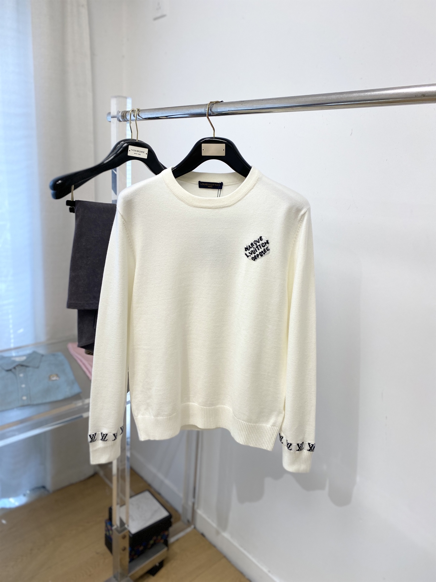 NO:691506,Louis Vuitton, 2025 new woolen sweater has a delicate and soft feel that can be directly contacted with the skin, allowing the warm yarn to change into a delicate texture. The top-notch craftsmanship is very distinctive and colorful, and the style is simple, elegant and exquisite. The three-dimensional tailoring design makes the entire sweater upper body full of youthful vitality and vitality. It is recommended to be a must-have for autumn and winter. Sizes M-3XL, Louis Vuitton, sweaters,19860909路易威登、2025新品羊毛衣 具有手感细腻柔软,可直接与肌肤接触,让暖心的纱线变化出细腻的质感,顶级工艺极具特色出彩,款式简约大方精美 立体剪裁的版型设计,让整款毛衣上身尽显青春活力和朝气,推荐款秋冬季穿搭必备.尺码M-3XL,,louis vuitton,sweaters,,Men's clothing