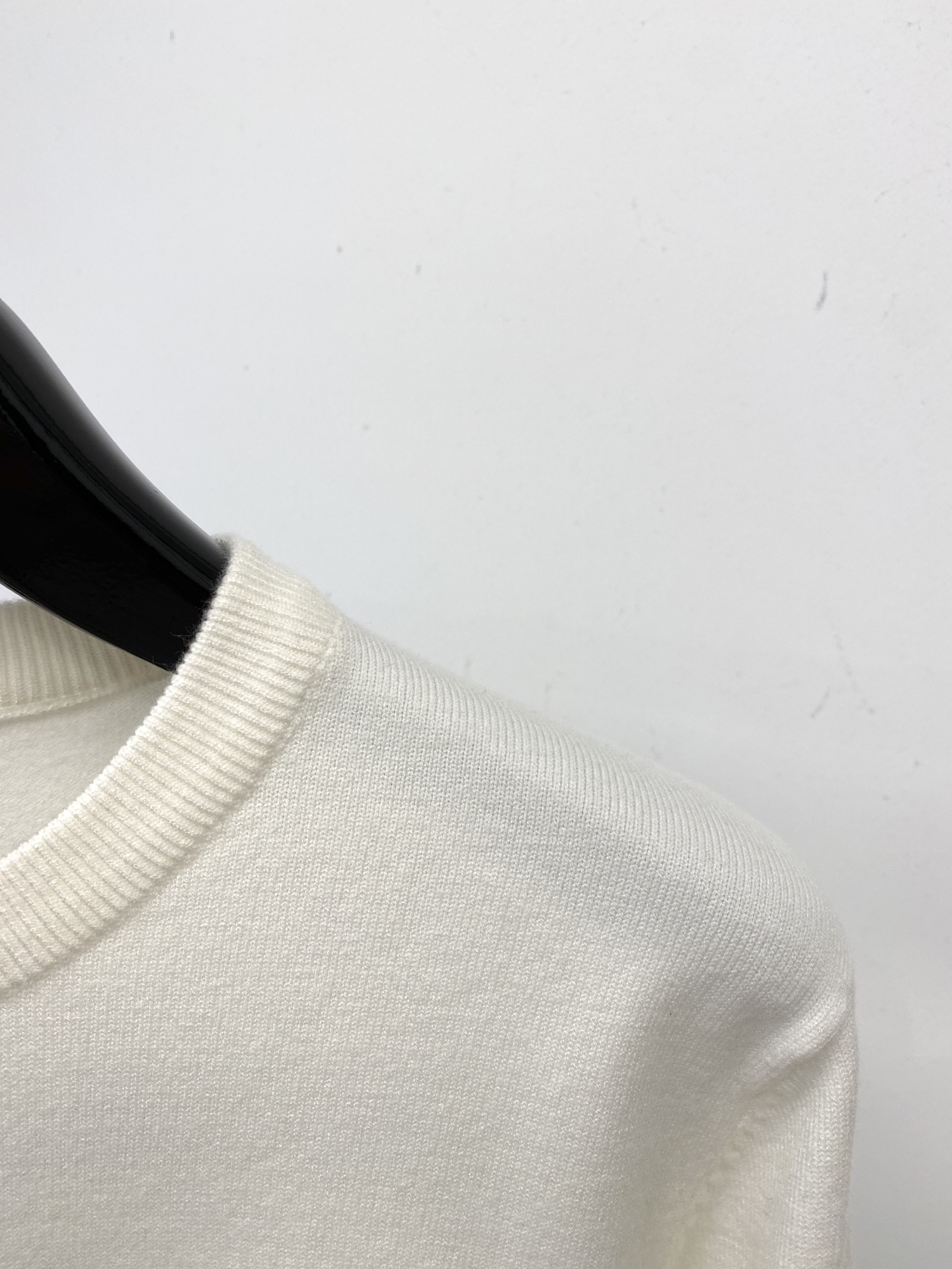 路易威登、2025新品羊毛衣 具有手感细腻柔软，可直接与肌肤接触，让暖心的纱线变化出细腻的质感，顶级工艺