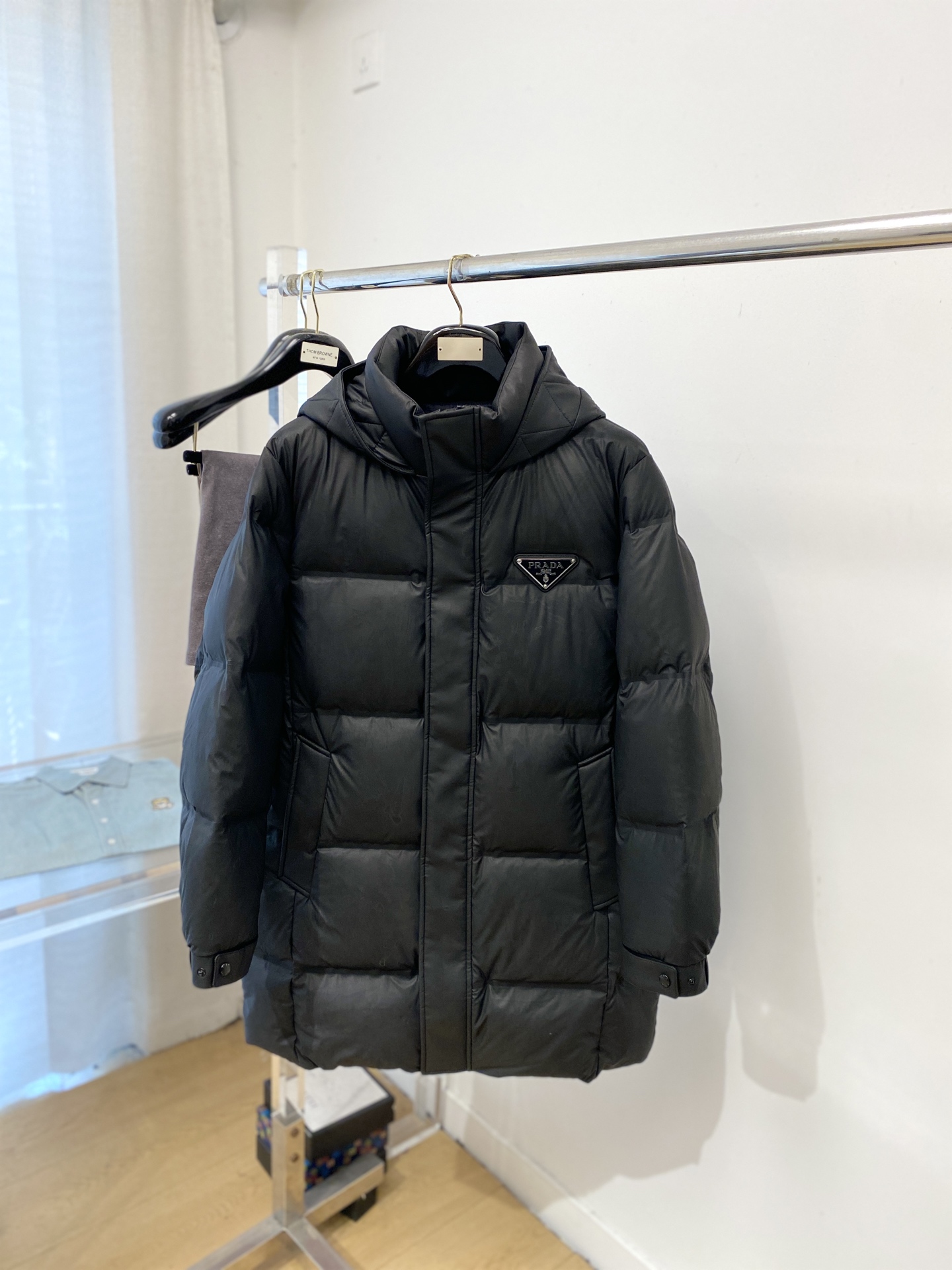 NO:646799,Prada, the latest 2025 long men's lightweight down jacket, the fabric is soft and comfortable.  The upper body shape is awesome.  zipper.  The accessories are all custom-supplied and imported fabrics, which are light and comfortable, warm and stylish, simple and elegant!  Lightweight and warm, the best choice to keep out the cold in autumn and winter. Size M-3XL, prada, down jacket, alexander wang19860909普拉达、2025最新款长款男士轻薄羽绒服、面料柔软舒适 ．上身版型超赞 ．拉链．辅料都是客供 、进口面料,轻便舒适,保暖有型、简单大方款式！轻便保暖、秋冬御寒的最佳选择 码数M-3XL,,prada,down jacket,alexander wang,Men's clothing