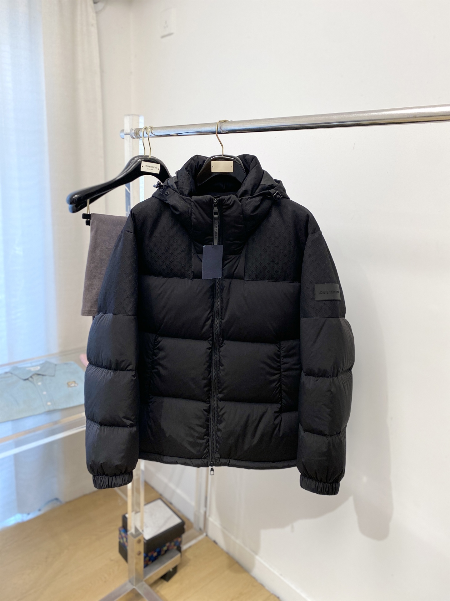 NO:646761,Louis Vuitton, the latest 2025 men's lightweight down jacket, the fabric is soft and comfortable.  The upper body shape is awesome.  zipper.  The accessories are all custom-supplied and imported fabrics, which are light and comfortable, warm and stylish, simple and elegant!  Lightweight and warm, the best choice to keep out the cold in autumn and winter. Size M-3XL, Louis Vuitton, Down Jacket, Alexander Wang19860909路易威登、2025最新款男士轻薄羽绒服、面料柔软舒适 ．上身版型超赞 ．拉链．辅料都是客供 、进口面料,轻便舒适,保暖有型、简单大方款式！轻便保暖、秋冬御寒的最佳选择 码数M-3XL,,louis vuitton,down jacket,alexander wang,Men's clothing