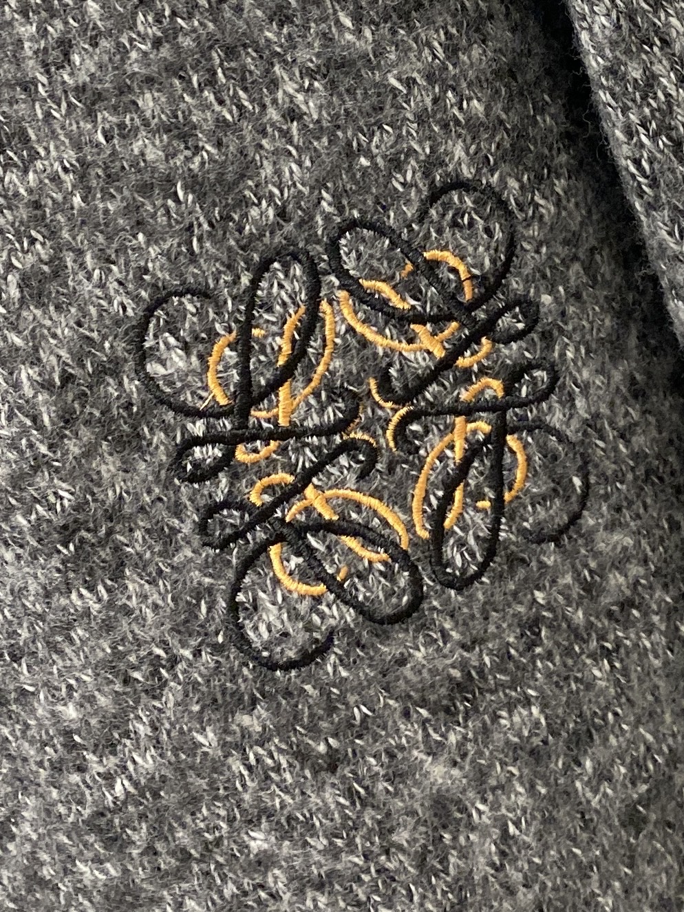 ￼ 罗意威、2025新品羊毛衣外套 具有手感细腻柔软，可直接与肌肤接触，让暖心的纱线变化出细腻的质感，顶