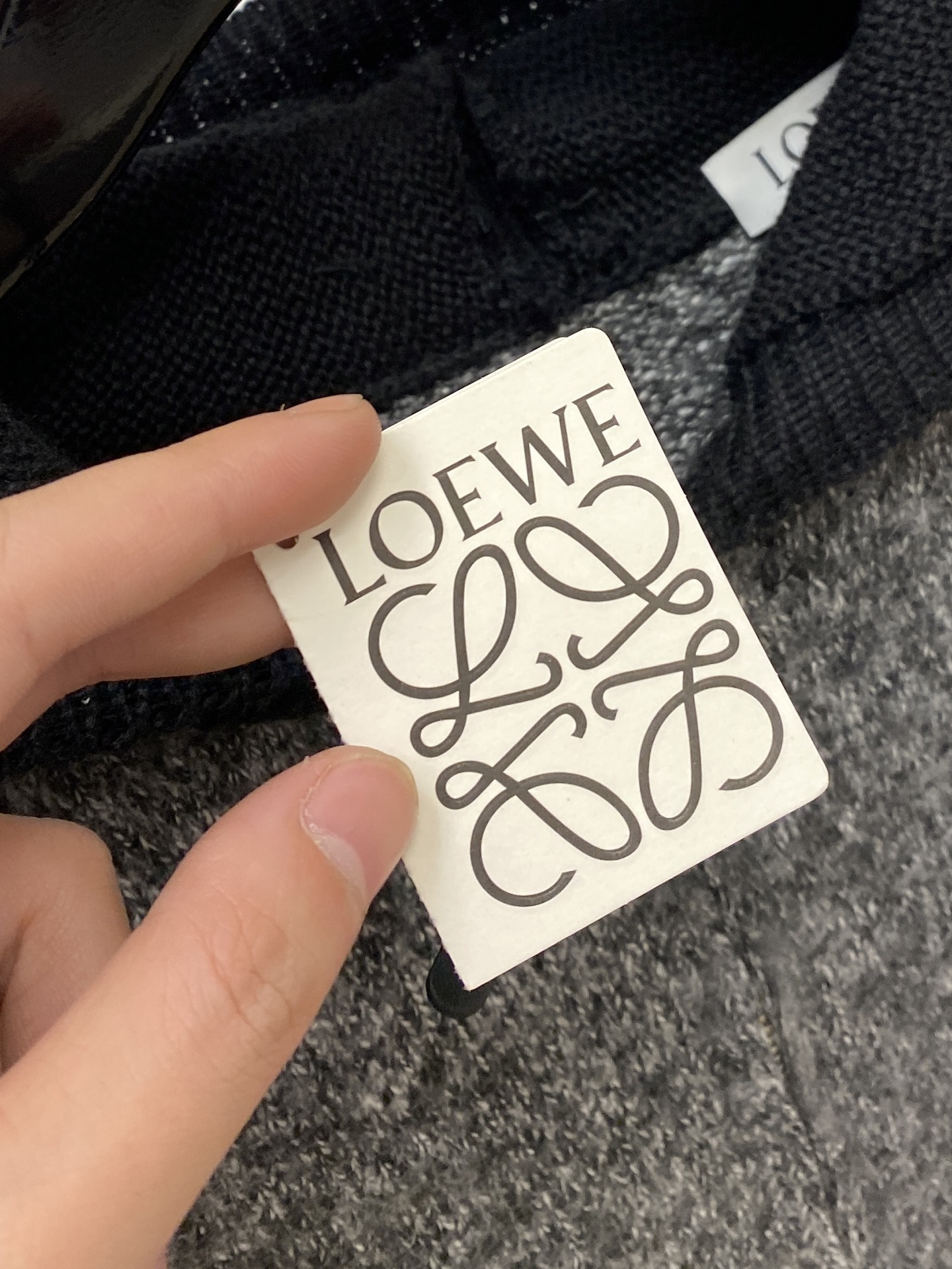 ￼ 罗意威、2025新品羊毛衣外套 具有手感细腻柔软，可直接与肌肤接触，让暖心的纱线变化出细腻的质感，顶