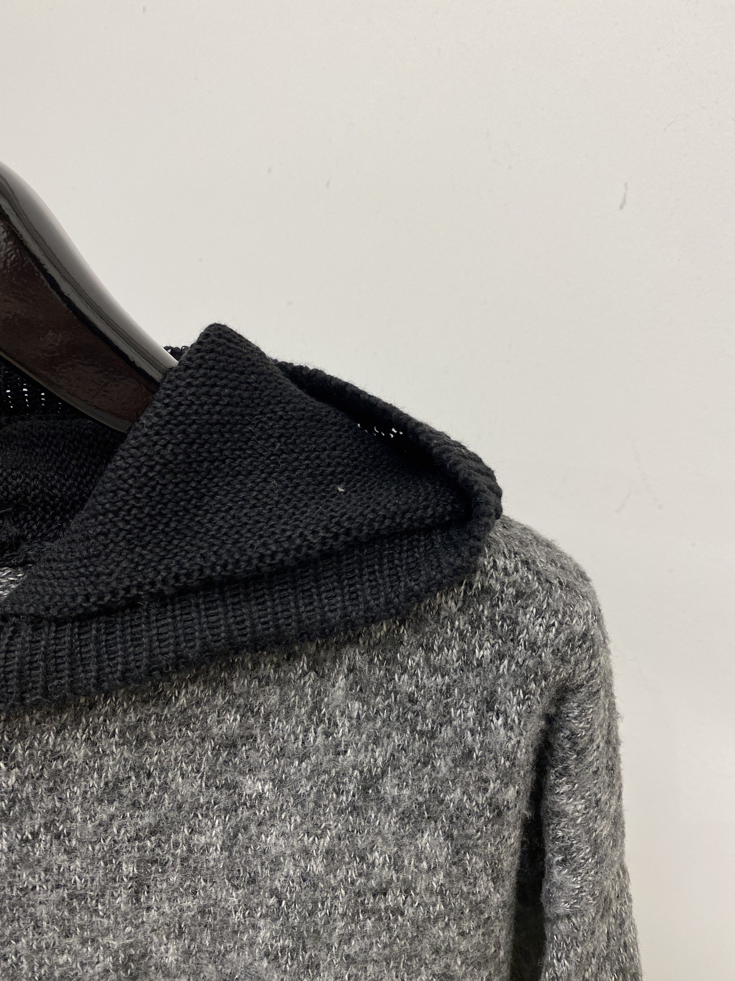 ￼ 罗意威、2025新品羊毛衣外套 具有手感细腻柔软，可直接与肌肤接触，让暖心的纱线变化出细腻的质感，顶