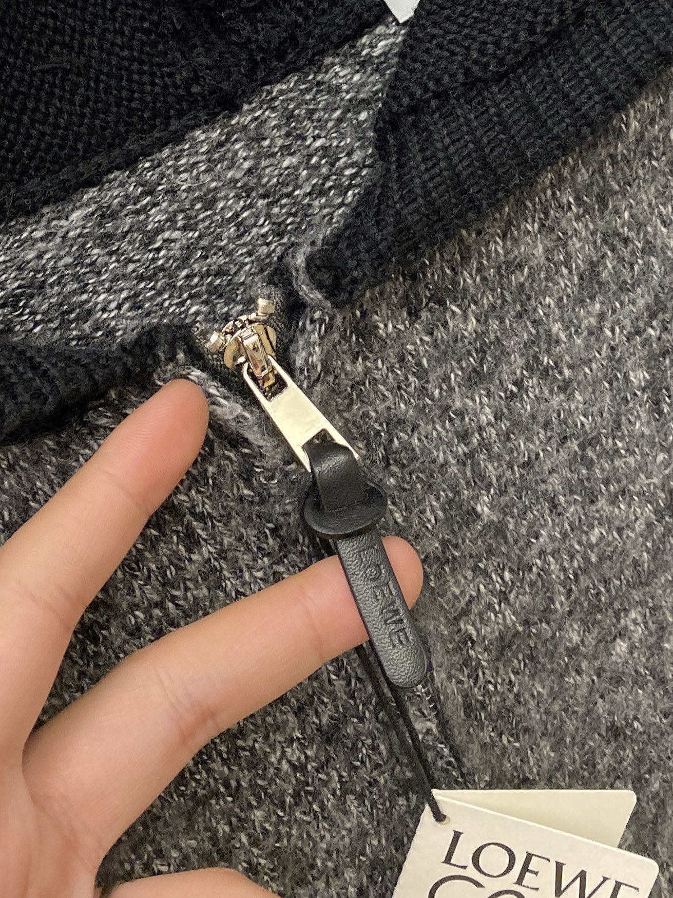 ￼ 罗意威、2025新品羊毛衣外套 具有手感细腻柔软，可直接与肌肤接触，让暖心的纱线变化出细腻的质感，顶