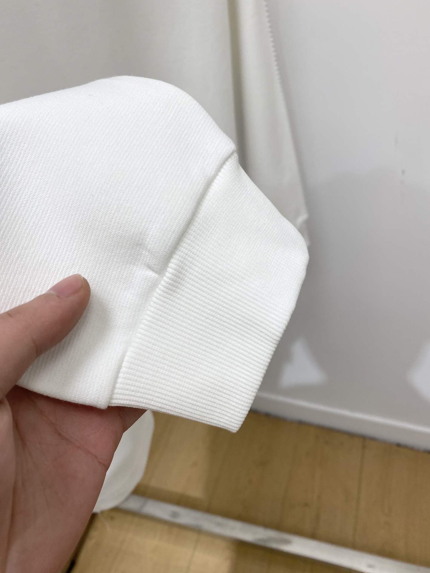 路易威登、2025新品卫衣，帅气时尚，胸前精致刺绣字母logo，简约百搭款。面料棉 不仅挺括，保持潮流的