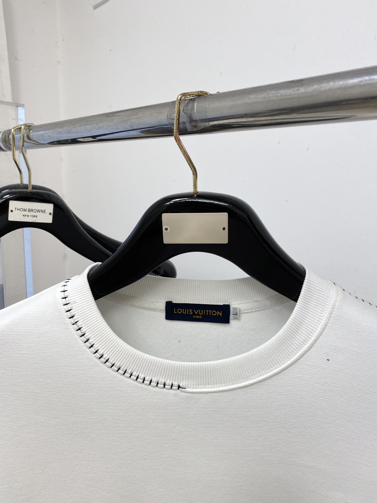 路易威登、2025新品卫衣，帅气时尚，胸前精致刺绣字母logo，简约百搭款。面料棉 不仅挺括，保持潮流的