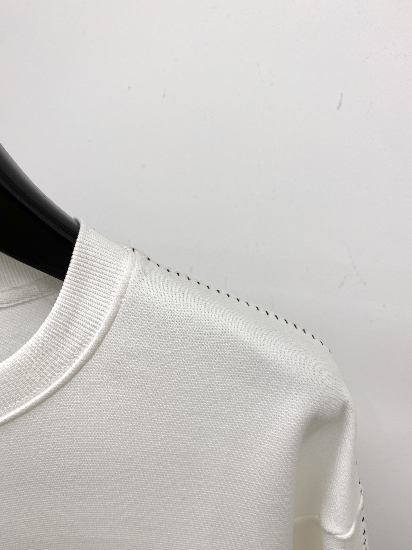 路易威登、2025新品卫衣，帅气时尚，胸前精致刺绣字母logo，简约百搭款。面料棉 不仅挺括，保持潮流的