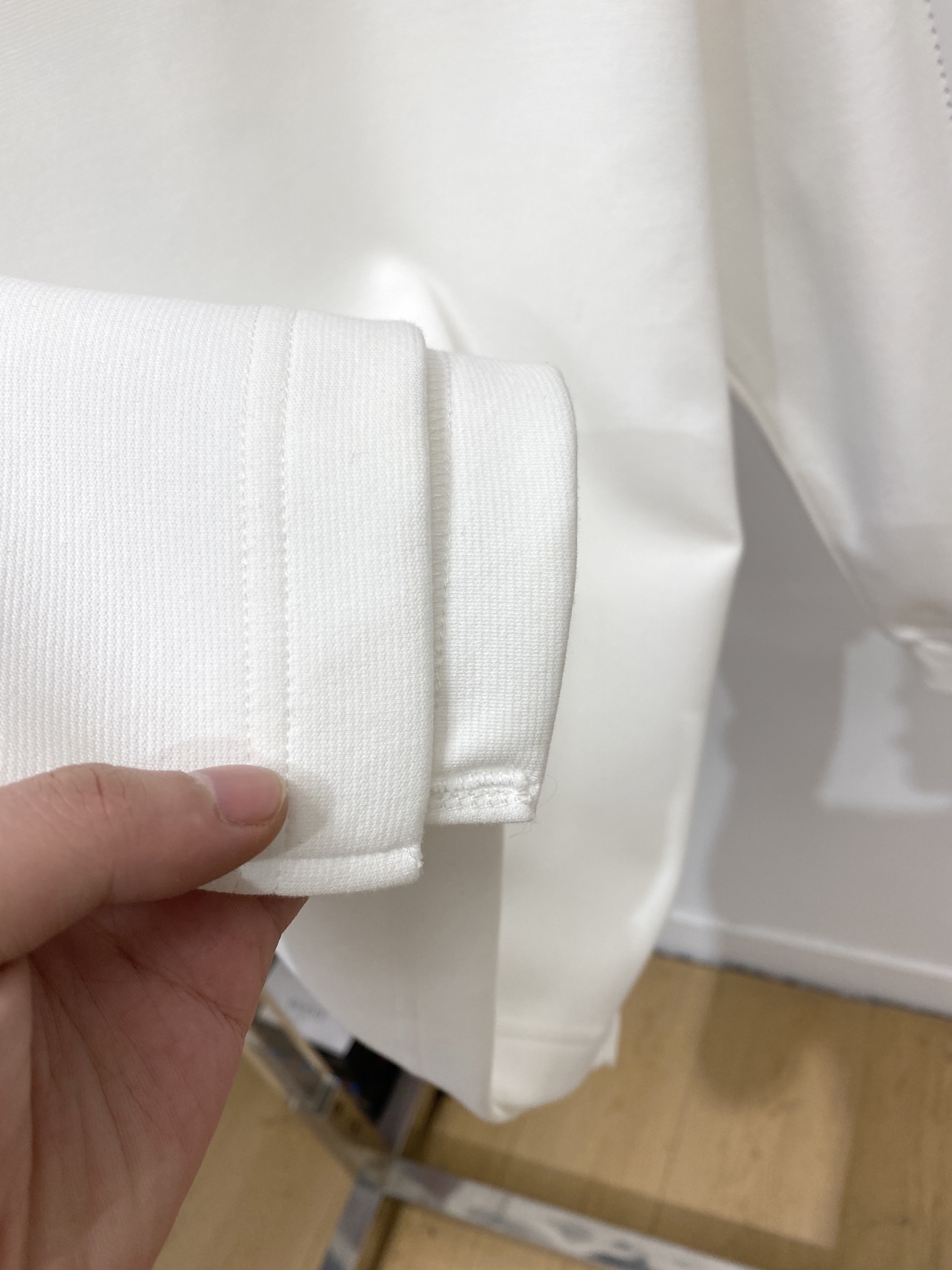 路易威登、2025新品卫衣，帅气时尚，胸前精致刺绣字母logo，简约百搭款。面料棉 不仅挺括，保持潮流的