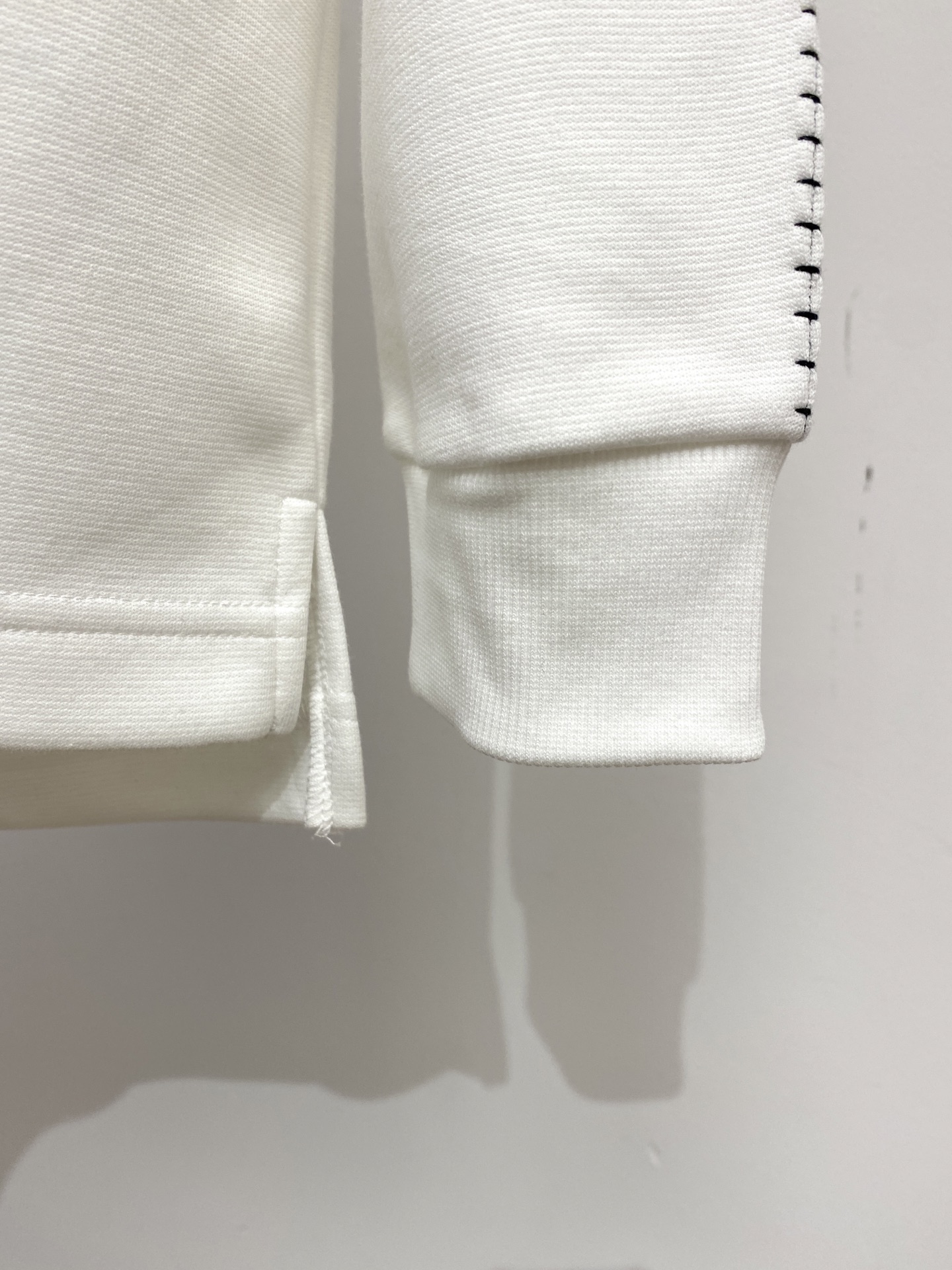 路易威登、2025新品卫衣，帅气时尚，胸前精致刺绣字母logo，简约百搭款。面料棉 不仅挺括，保持潮流的