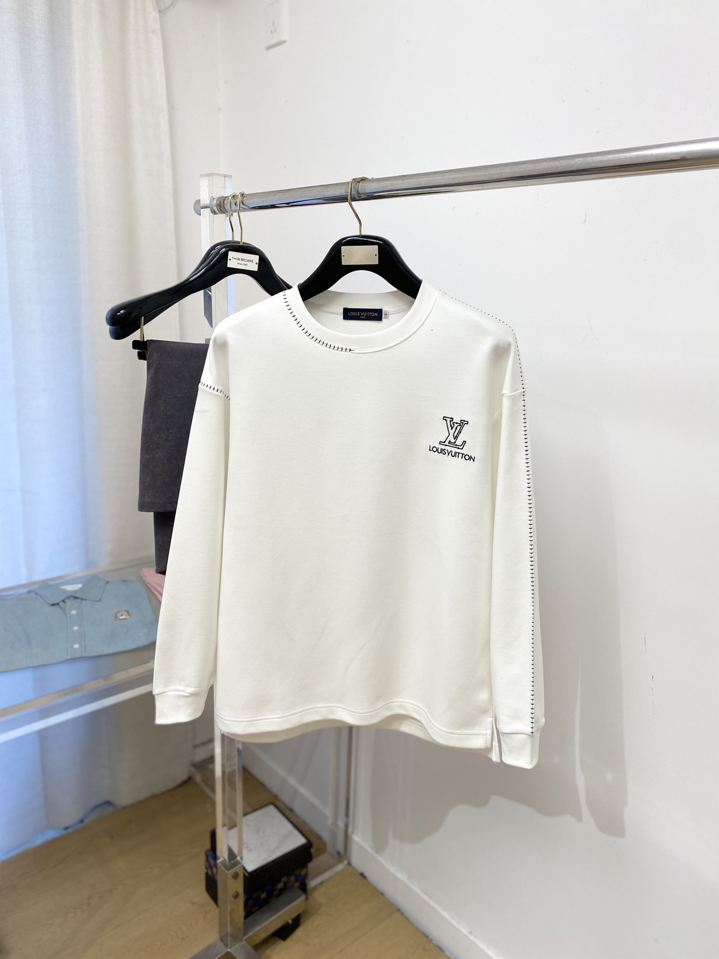 路易威登、2025新品卫衣，帅气时尚，胸前精致刺绣字母logo，简约百搭款。面料棉 不仅挺括，保持潮流的