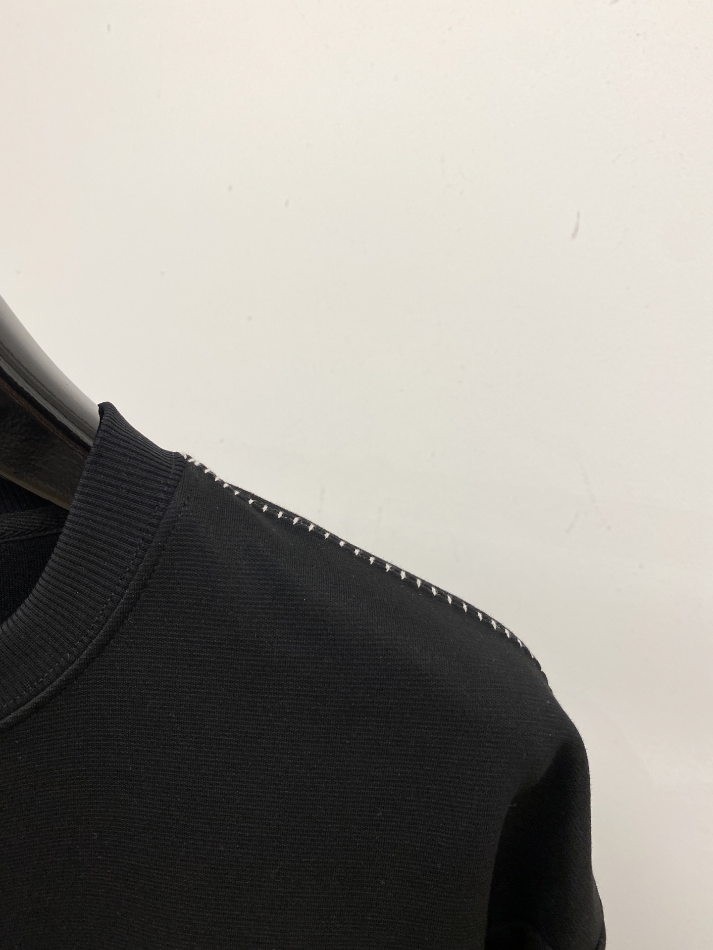 路易威登、2025新品卫衣，帅气时尚，胸前精致刺绣字母logo，简约百搭款。面料棉 不仅挺括，保持潮流的