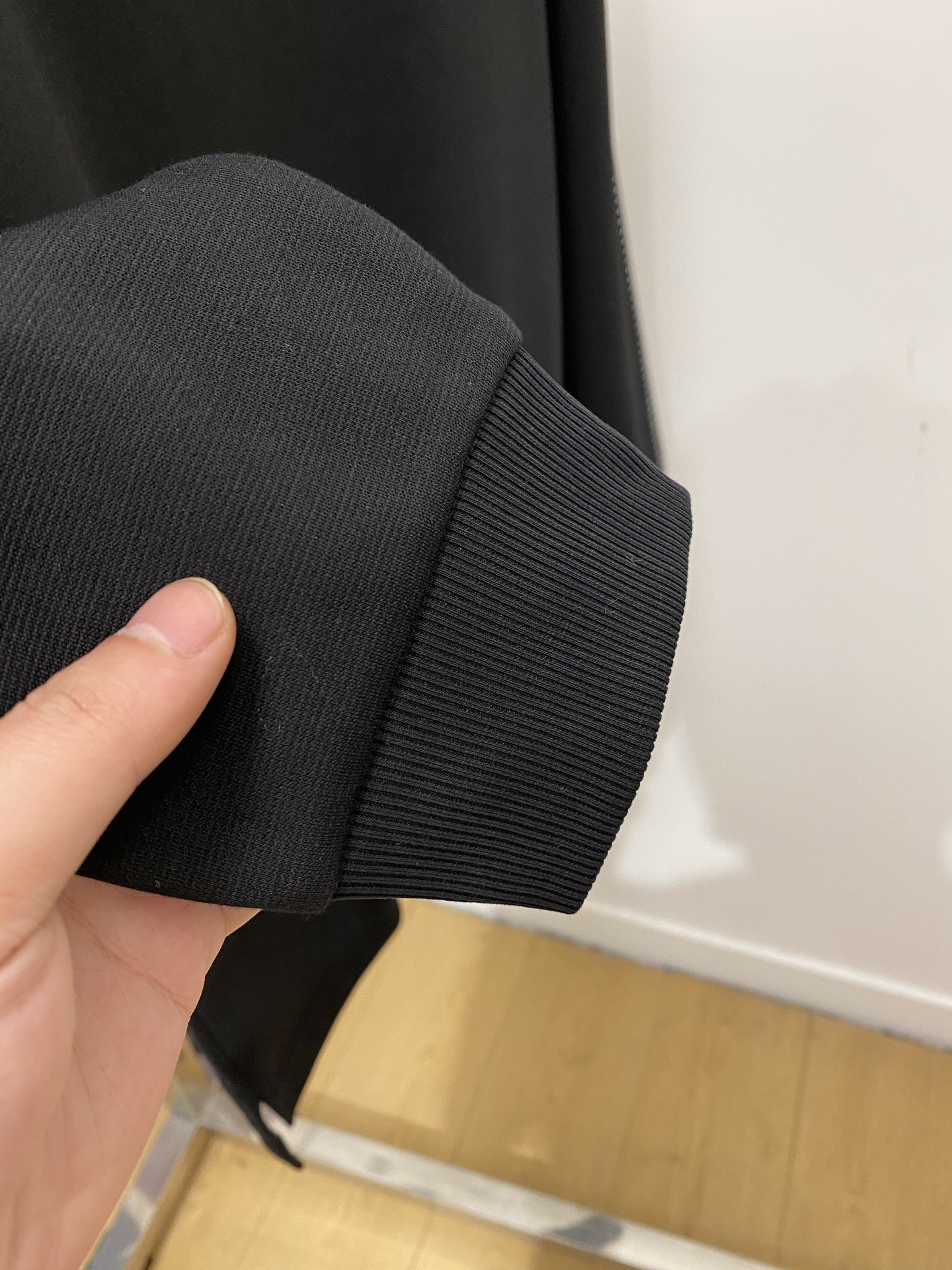 路易威登、2025新品卫衣，帅气时尚，胸前精致刺绣字母logo，简约百搭款。面料棉 不仅挺括，保持潮流的