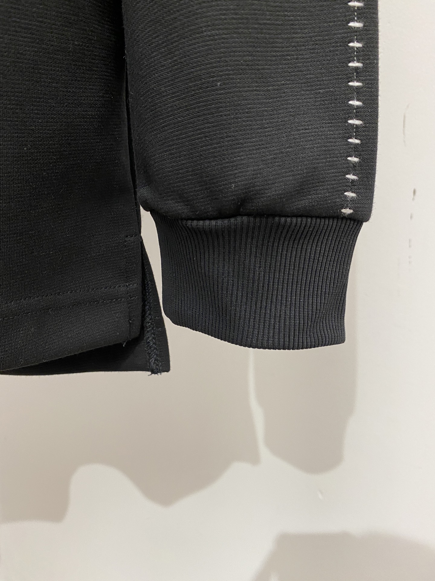 路易威登、2025新品卫衣，帅气时尚，胸前精致刺绣字母logo，简约百搭款。面料棉 不仅挺括，保持潮流的