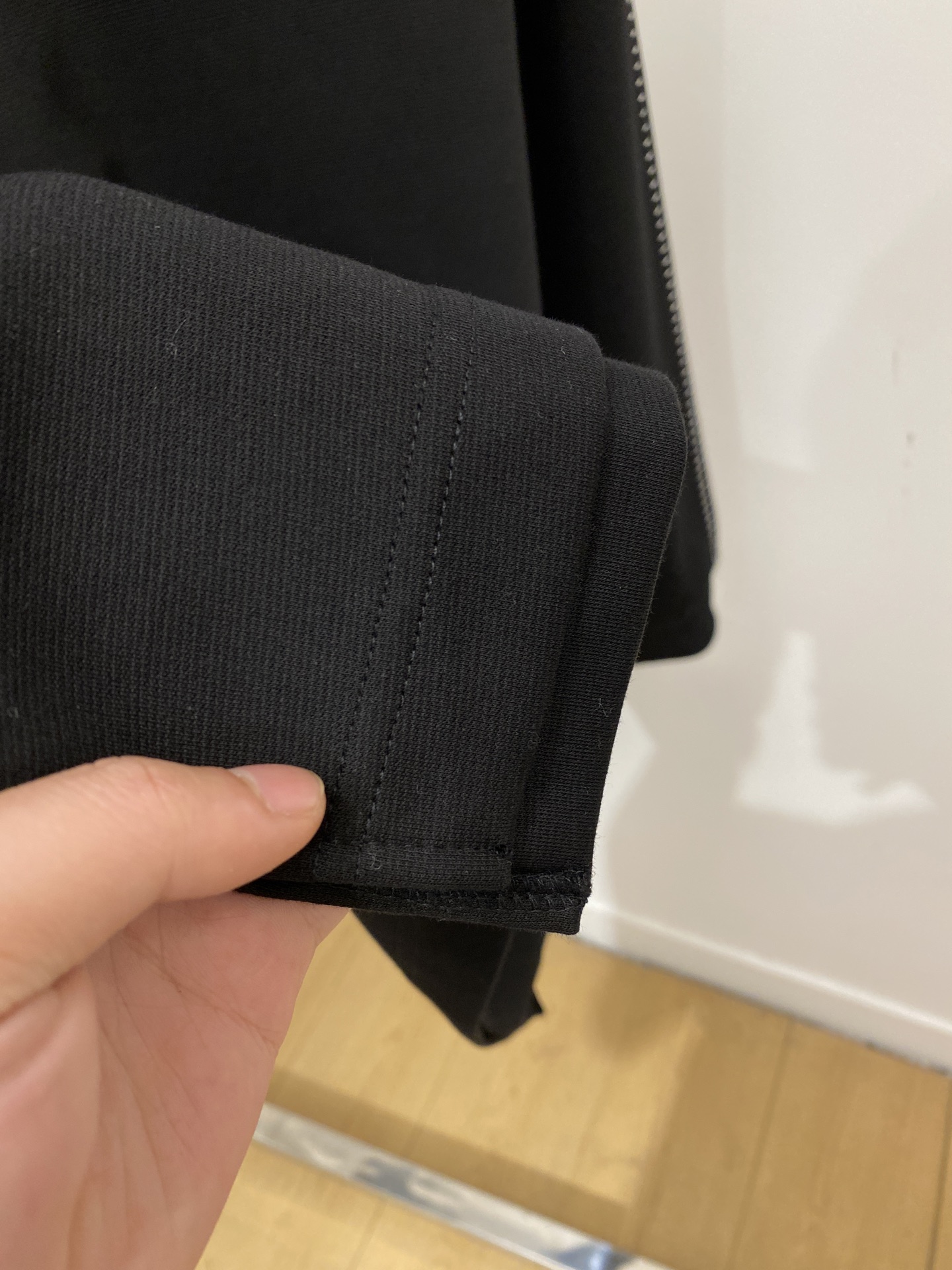 路易威登、2025新品卫衣，帅气时尚，胸前精致刺绣字母logo，简约百搭款。面料棉 不仅挺括，保持潮流的