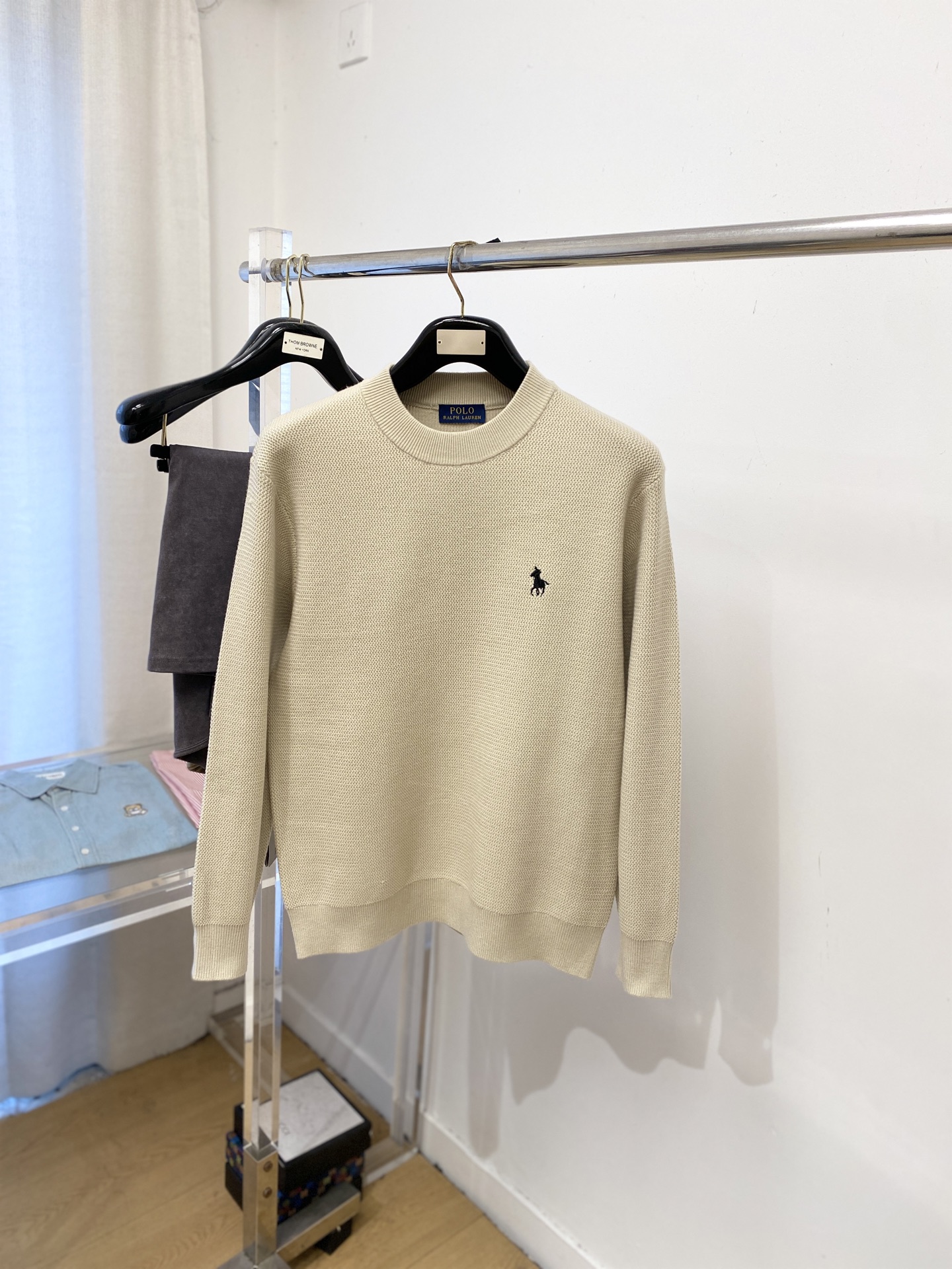 NO:646781,POLO, 2025 new wool sweater has a delicate and soft feel, which can be directly in contact with the skin, allowing the warm yarn to change into a delicate texture. The top-notch craftsmanship is very distinctive, and the style is simple, elegant and exquisite. The three-dimensional tailoring design makes the entire sweater upper body full of youthful vitality and vitality. It is recommended to be a must-have for autumn and winter. Sizes M-3XL, sweaters, alexander wang19860909POLO、2025新品羊毛衣 具有手感细腻柔软,可直接与肌肤接触,让暖心的纱线变化出细腻的质感,顶级工艺极具特色出彩,款式简约大方精美 立体剪裁的版型设计,让整款毛衣上身尽显青春活力和朝气,推荐款秋冬季穿搭必备.尺码M-3XL,,sweaters,alexander wang,Men's clothing