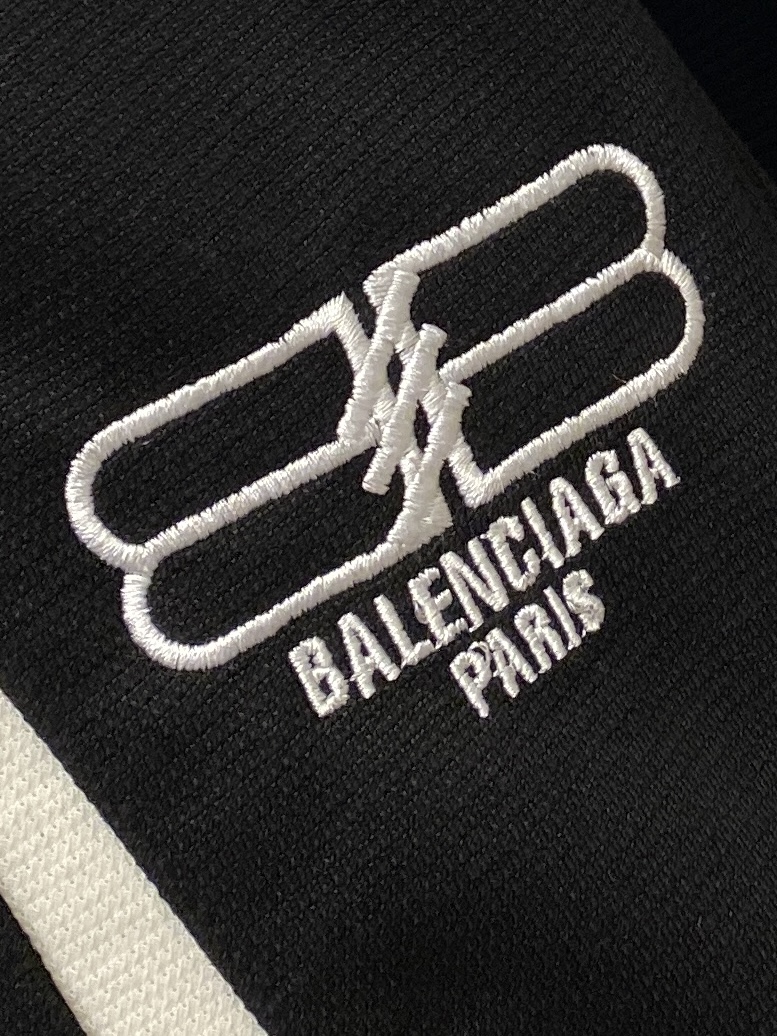 支持年后退换！ 巴黎世家、2025新品卫衣，帅气时尚，胸前精致刺绣图案字母logo，简约百搭款。面料棉 