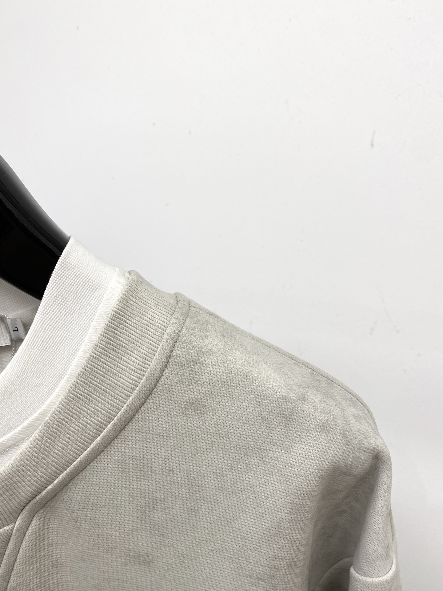 支持年后退换！ 迪奥、2025新品卫衣，帅气时尚，胸前精致刺绣字母logo，简约百搭款。面料棉 不仅挺括