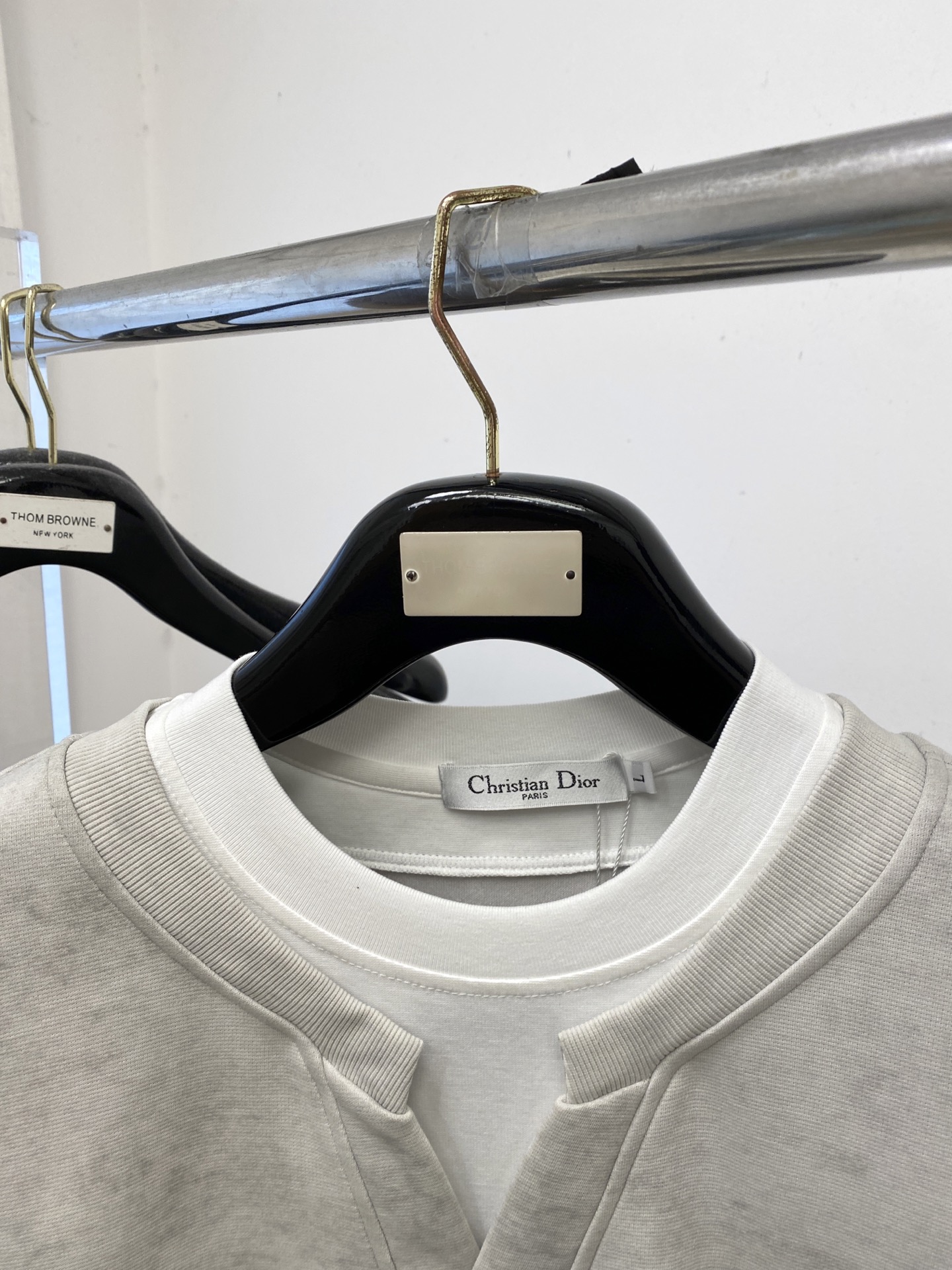 支持年后退换！ 迪奥、2025新品卫衣，帅气时尚，胸前精致刺绣字母logo，简约百搭款。面料棉 不仅挺括