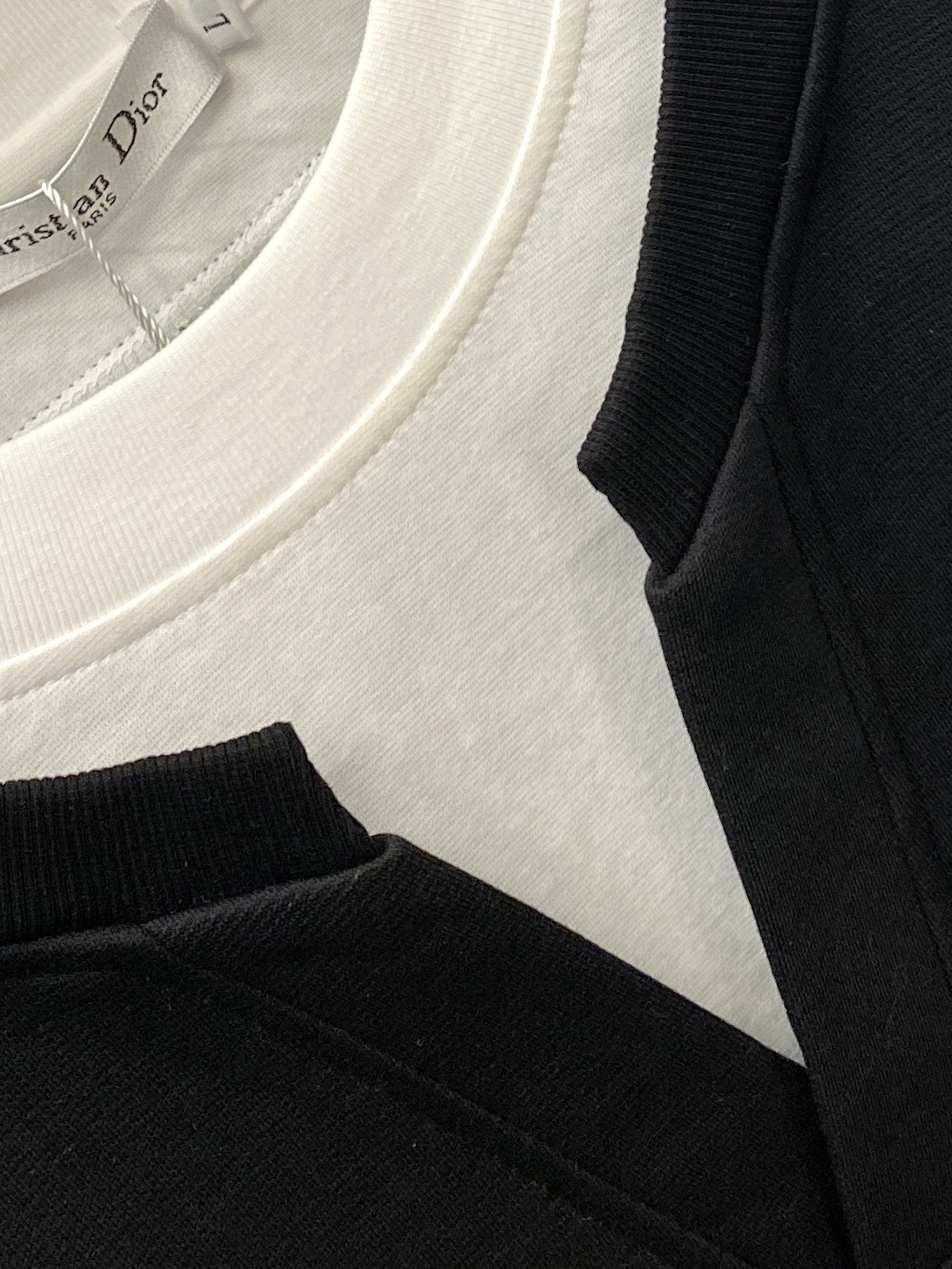 支持年后退换！ 迪奥、2025新品卫衣，帅气时尚，胸前精致刺绣字母logo，简约百搭款。面料棉 不仅挺括