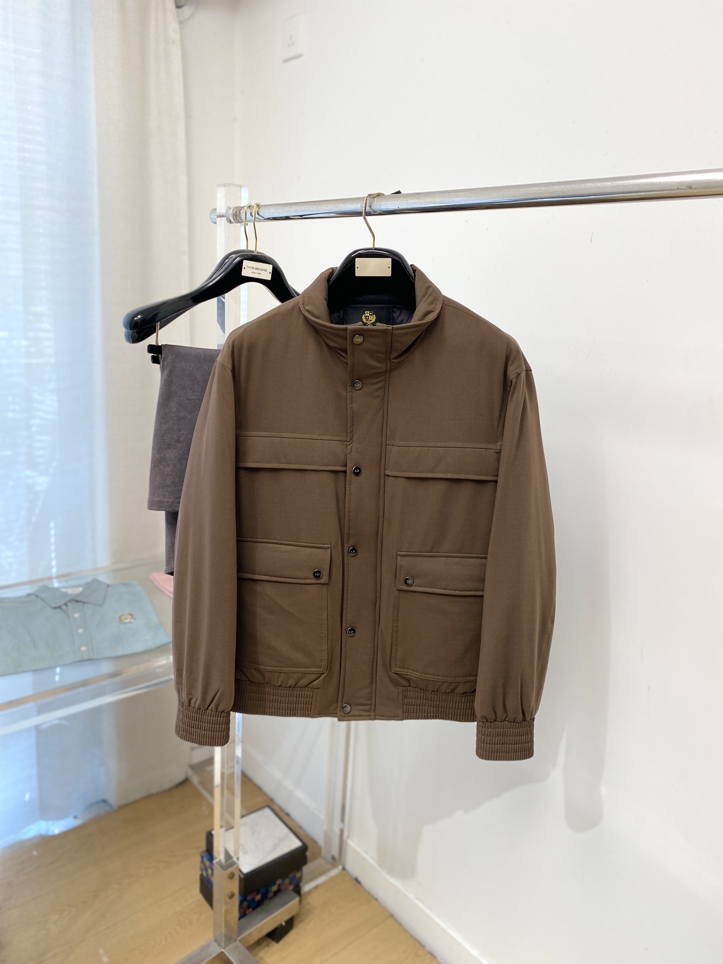 NO:648807,LP, the latest 2025 men's lightweight down jacket, the fabric is soft and comfortable.  The upper body shape is awesome.  zipper.  The accessories are all custom-supplied and imported fabrics, which are light and comfortable, warm and stylish, simple and elegant!  Lightweight and warm, the best choice to keep out the cold in autumn and winter. Size M-3XL,,loro piana,jackets & coats,down jacket,alexander wang19860909LP、2025最新款男士轻薄羽绒夹克、面料柔软舒适 ．上身版型超赞 ．拉链．辅料都是客供 、进口面料,轻便舒适,保暖有型、简单大方款式！轻便保暖、秋冬御寒的最佳选择 码数M-3XL,,loro piana,jackets & coats,down jacket,alexander wang,Men's clothing