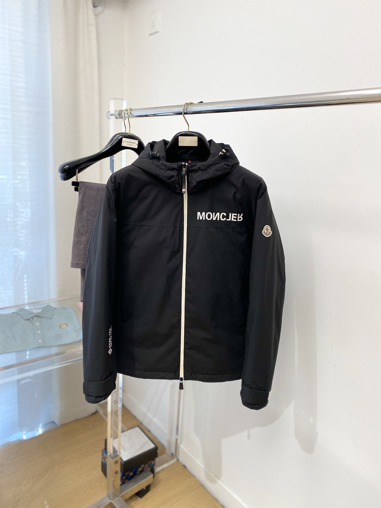 NO:660747,Covered mouth, the latest 2025 men's lightweight down jacket, the fabric is soft and comfortable.  The upper body shape is awesome.  zipper.  The accessories are all custom-supplied and imported fabrics, which are light and comfortable, warm and stylish, simple and elegant!  Lightweight and warm, the best choice to keep out the cold in autumn and winter. Size M-3XL, Moncler, jackets & coats, down jacket,  19860909蒙口、2025最新款男士轻薄羽绒夹克、面料柔软舒适 ．上身版型超赞 ．拉链．辅料都是客供 、进口面料,轻便舒适,保暖有型、简单大方款式！轻便保暖、秋冬御寒的最佳选择 码数M-3XL,,Moncler,jackets & coats,down jacket, ,Men's clothing