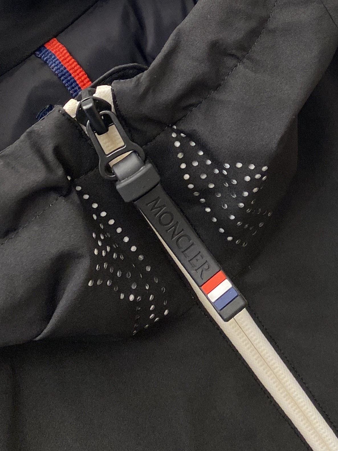 蒙口、2025最新款男士轻薄羽绒夹克、面料柔软舒适 ．上身版型超赞 ．拉链．辅料都是客供 、进口面料，轻