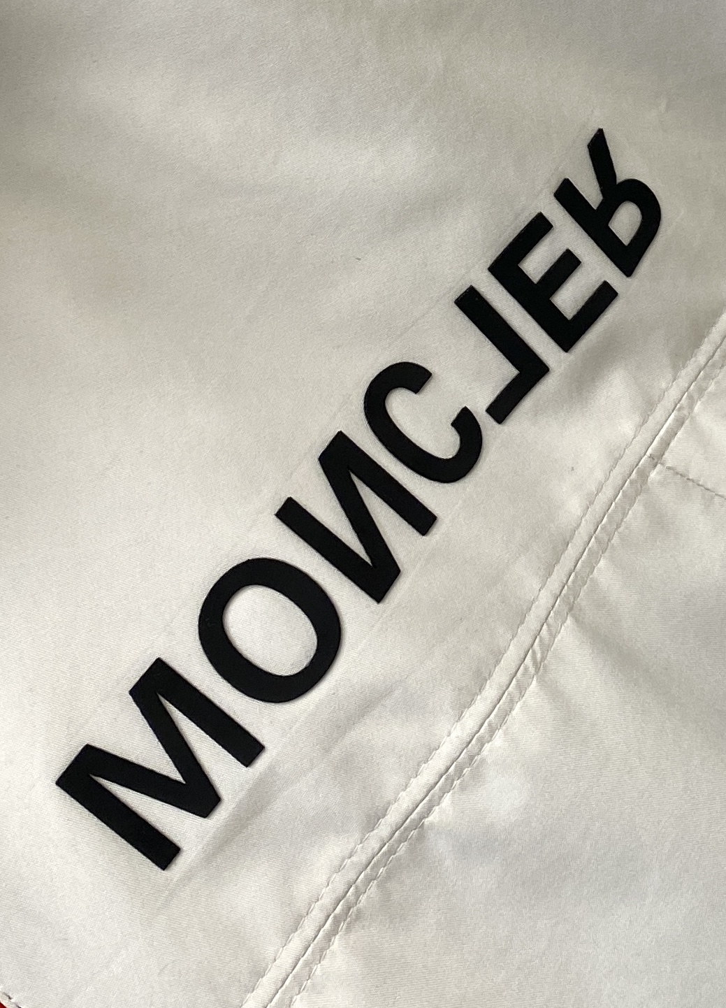 蒙口、2025最新款男士轻薄羽绒夹克、面料柔软舒适 ．上身版型超赞 ．拉链．辅料都是客供 、进口面料，轻