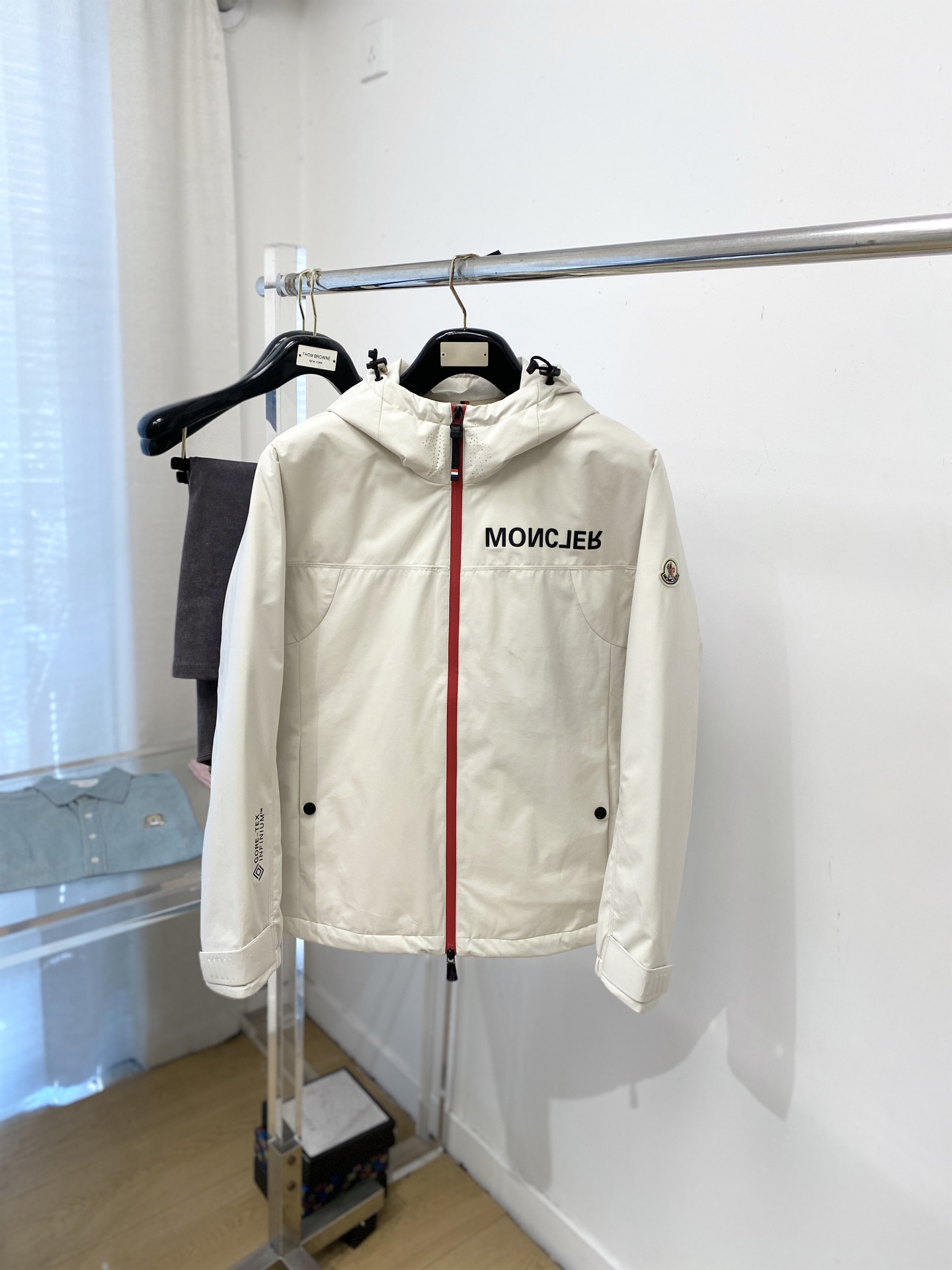 NO:648799,Covered mouth, the latest 2025 men's lightweight down jacket, the fabric is soft and comfortable.  The upper body shape is awesome.  zipper.  The accessories are all custom-supplied and imported fabrics, which are light and comfortable, warm and stylish, simple and elegant!  Lightweight and warm, the best choice to keep out the cold in autumn and winter. Size M-3XL, Moncler, jackets & coats, down jacket, alexander wang19860909蒙口、2025最新款男士轻薄羽绒夹克、面料柔软舒适 ．上身版型超赞 ．拉链．辅料都是客供 、进口面料,轻便舒适,保暖有型、简单大方款式！轻便保暖、秋冬御寒的最佳选择 码数M-3XL,,Moncler,jackets & coats,down jacket,alexander wang,Men's clothing