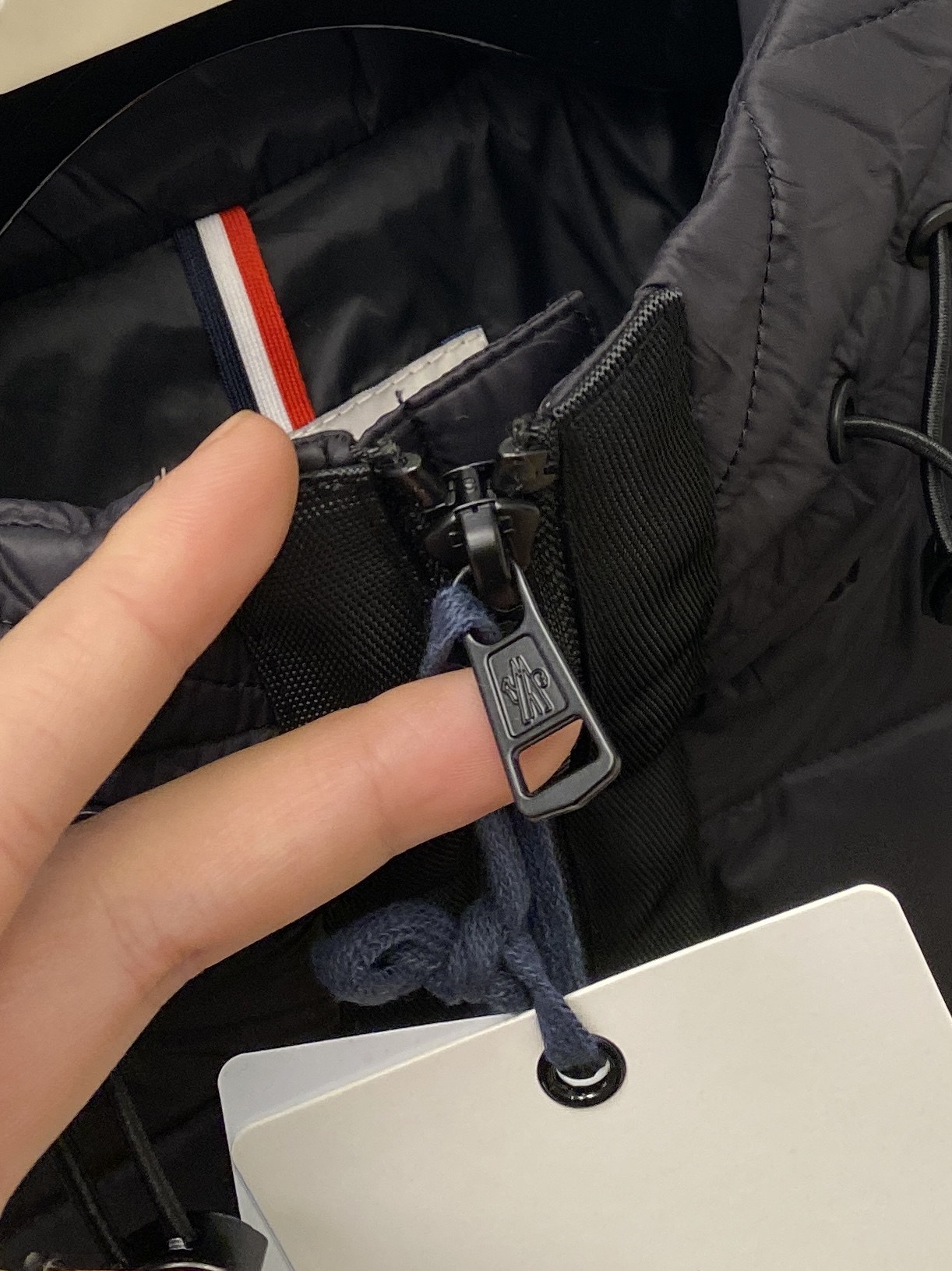 蒙口、2025最新款男士轻薄羽绒夹克、面料柔软舒适 ．上身版型超赞 ．拉链．辅料都是客供 、进口面料，轻