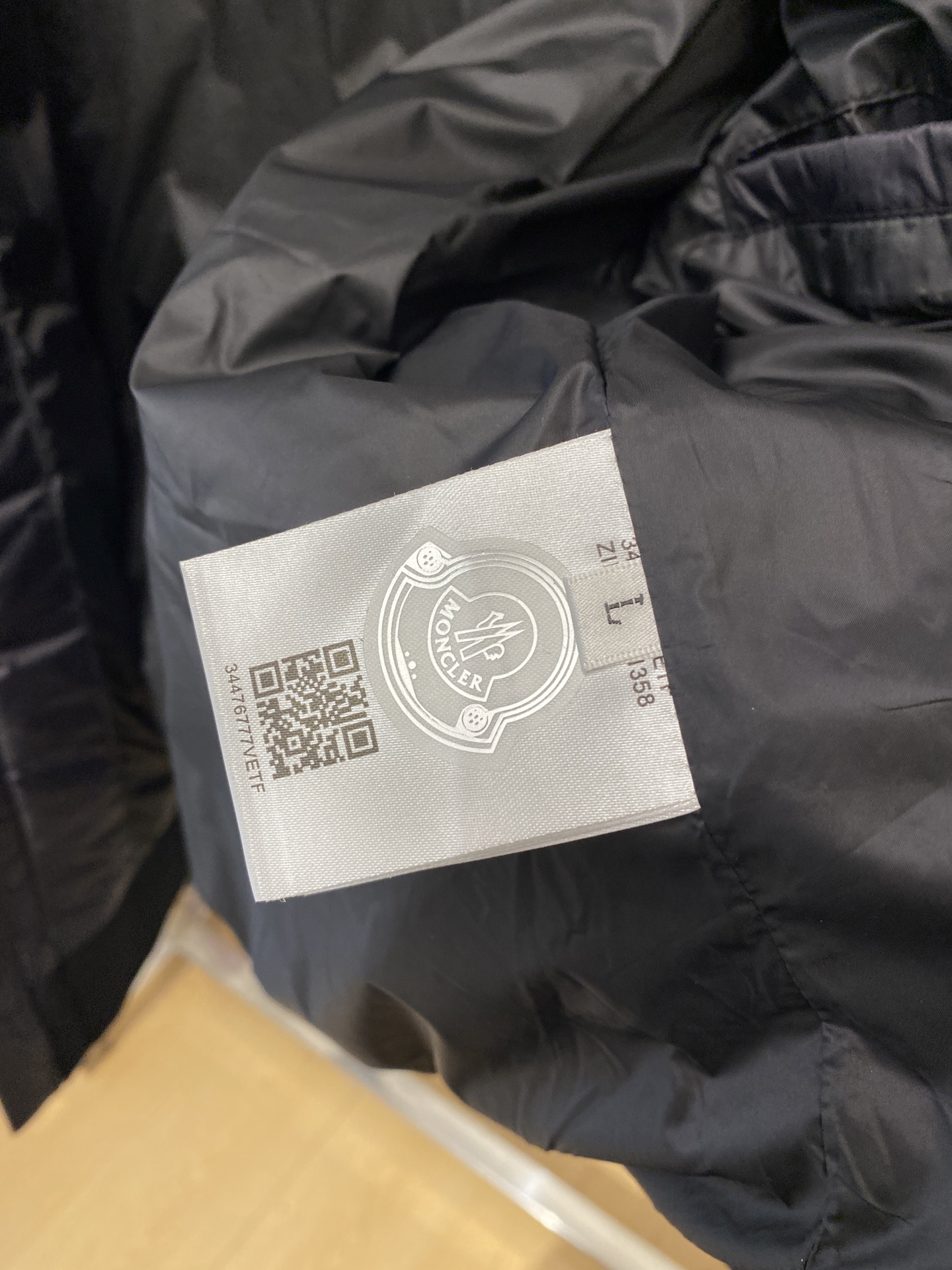 蒙口、2025最新款男士轻薄羽绒夹克、面料柔软舒适 ．上身版型超赞 ．拉链．辅料都是客供 、进口面料，轻