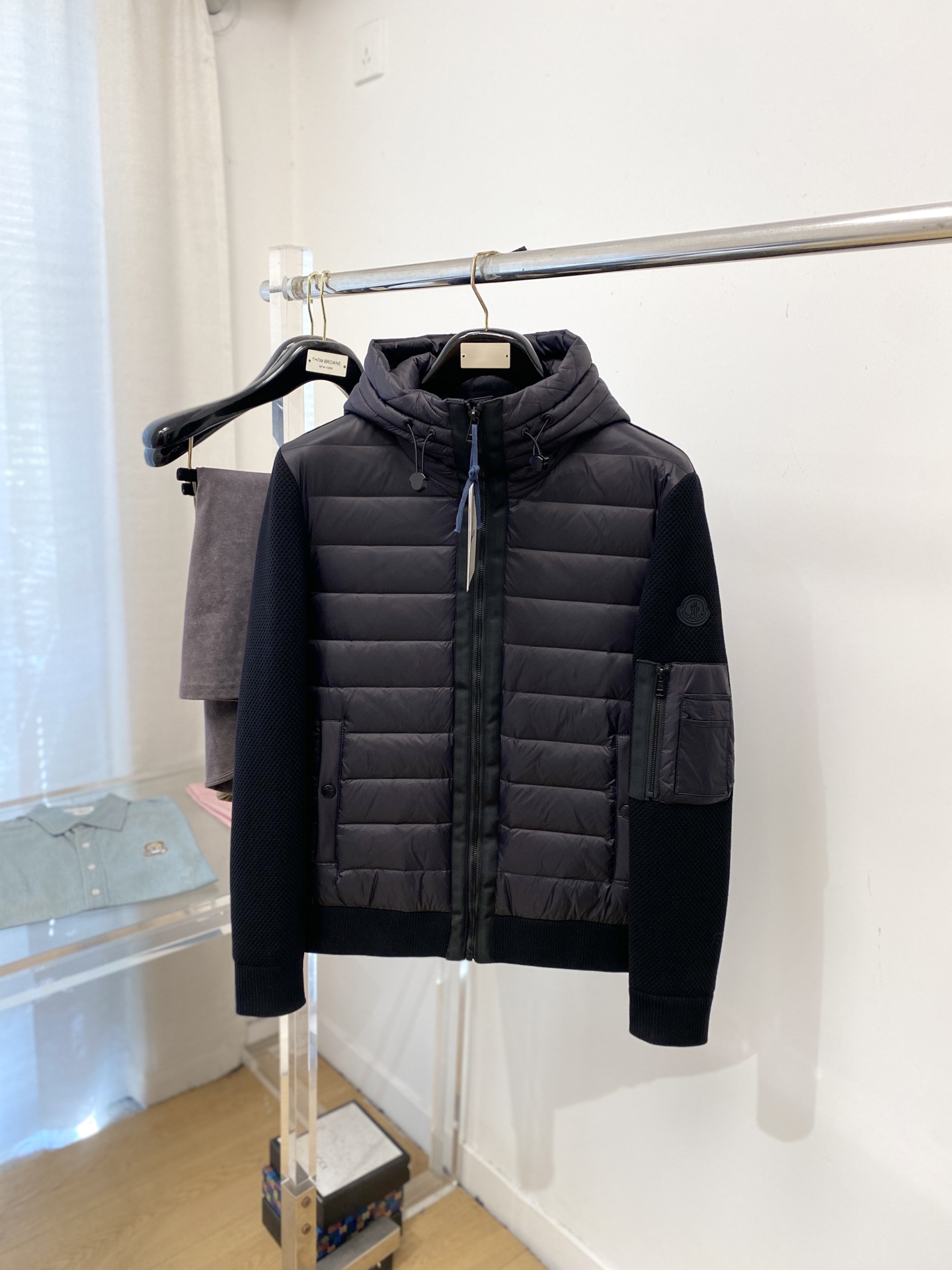 NO:648815,Covered mouth, the latest 2025 men's lightweight down jacket, the fabric is soft and comfortable.  The upper body shape is awesome.  zipper.  The accessories are all custom-supplied and imported fabrics, which are light and comfortable, warm and stylish, simple and elegant!  Lightweight and warm, the best choice to keep out the cold in autumn and winter. Size M-3XL, Moncler, jackets & coats, down jacket, alexander wang19860909蒙口、2025最新款男士轻薄羽绒夹克、面料柔软舒适 ．上身版型超赞 ．拉链．辅料都是客供 、进口面料,轻便舒适,保暖有型、简单大方款式！轻便保暖、秋冬御寒的最佳选择 码数M-3XL,,Moncler,jackets & coats,down jacket,alexander wang,Men's clothing