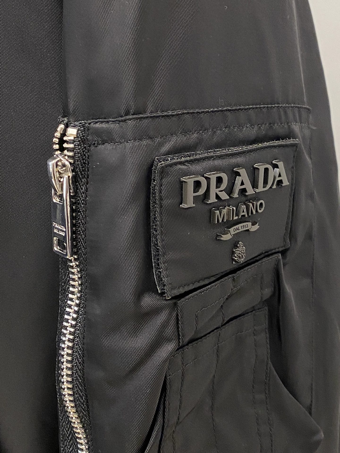 普拉达、2025最新款男士轻薄羽绒夹克、面料柔软舒适 ．上身版型超赞 ．拉链．辅料都是客供 、进口面料，