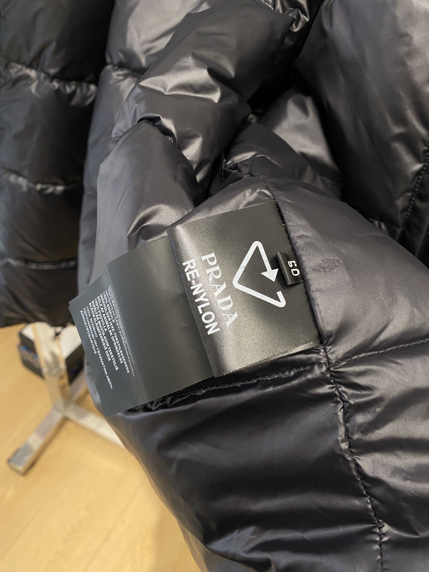 普拉达、2025最新款男士轻薄羽绒夹克、面料柔软舒适 ．上身版型超赞 ．拉链．辅料都是客供 、进口面料，