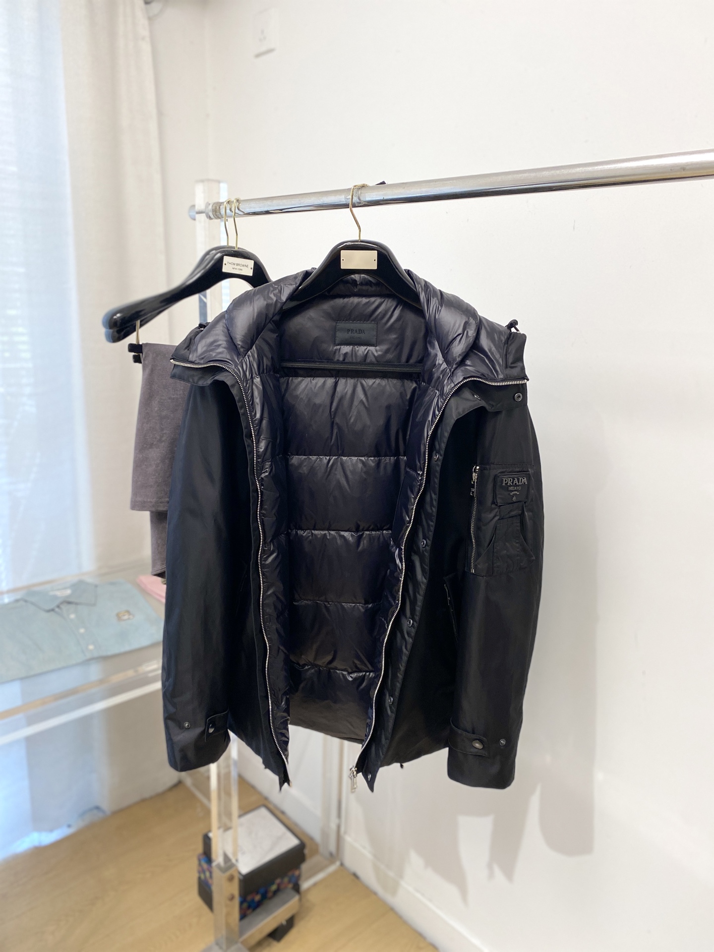 普拉达、2025最新款男士轻薄羽绒夹克、面料柔软舒适 ．上身版型超赞 ．拉链．辅料都是客供 、进口面料，