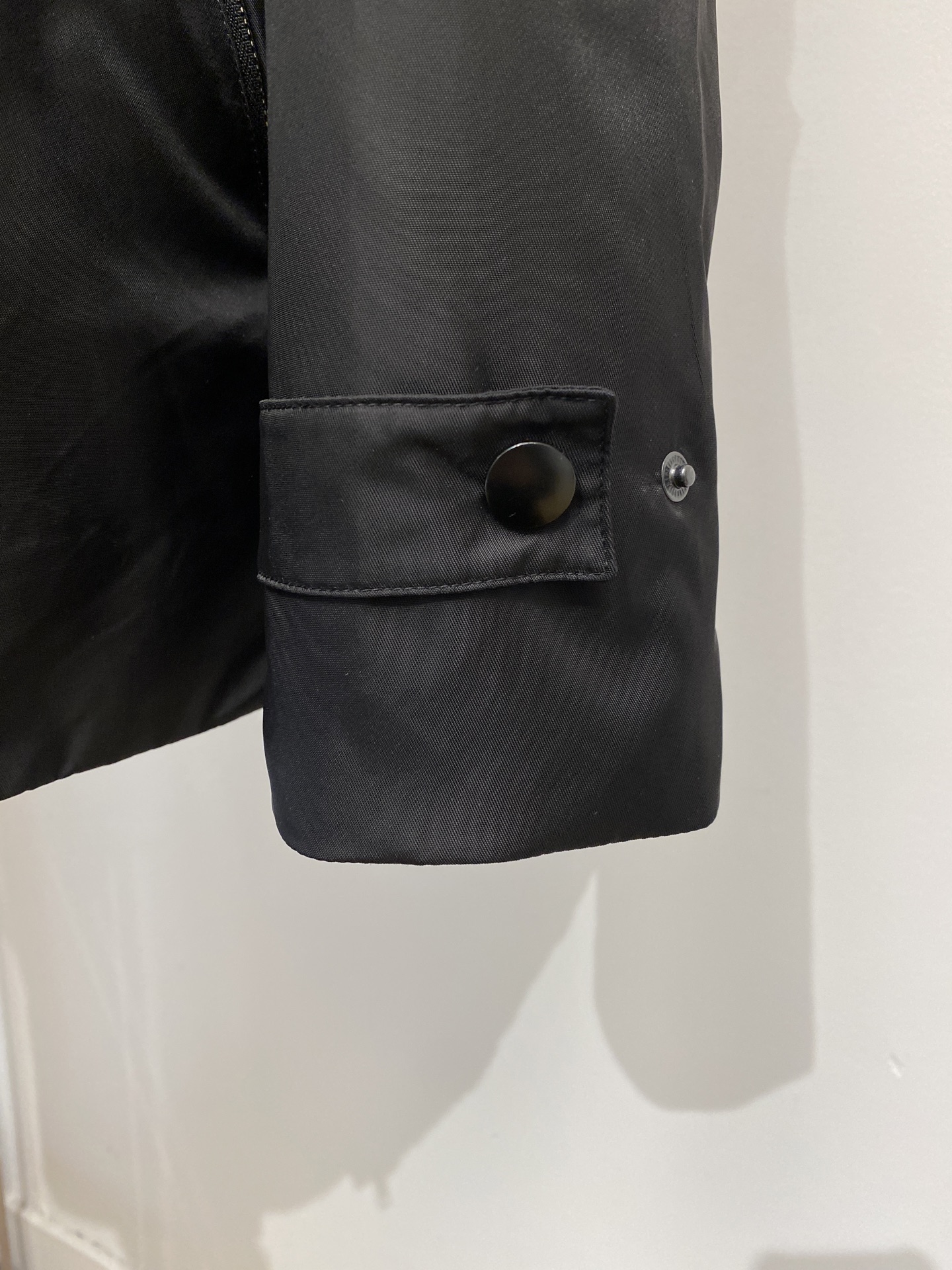 普拉达、2025最新款男士轻薄羽绒夹克、面料柔软舒适 ．上身版型超赞 ．拉链．辅料都是客供 、进口面料，