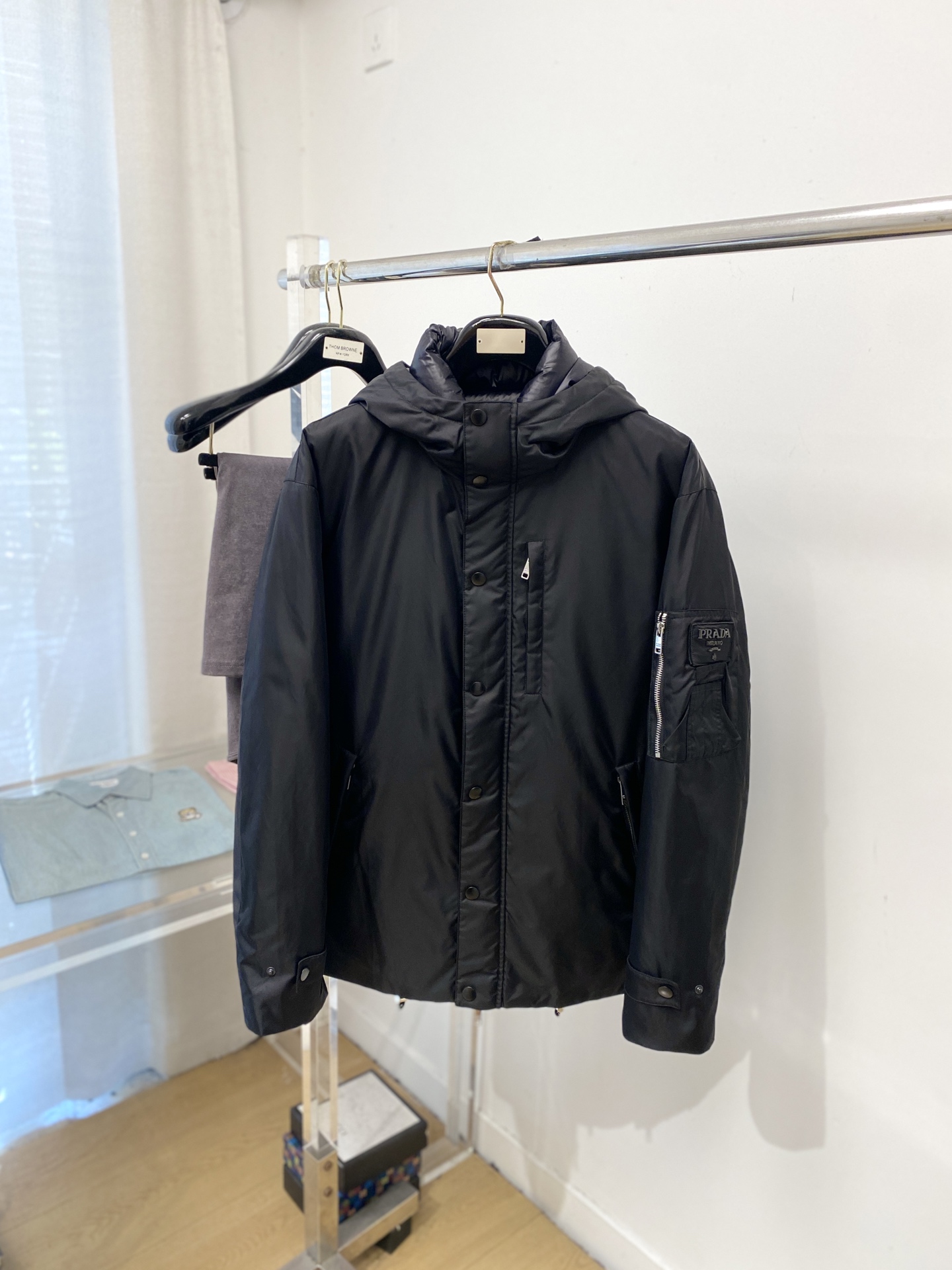普拉达、2025最新款男士轻薄羽绒夹克、面料柔软舒适 ．上身版型超赞 ．拉链．辅料都是客供 、进口面料，
