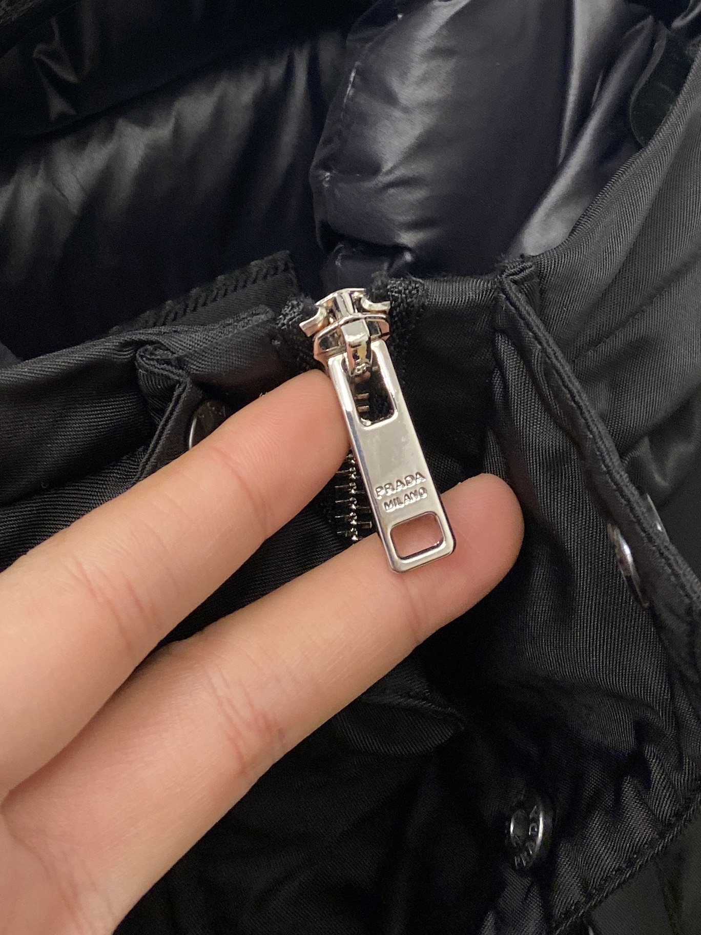 普拉达、2025最新款男士轻薄羽绒夹克、面料柔软舒适 ．上身版型超赞 ．拉链．辅料都是客供 、进口面料，