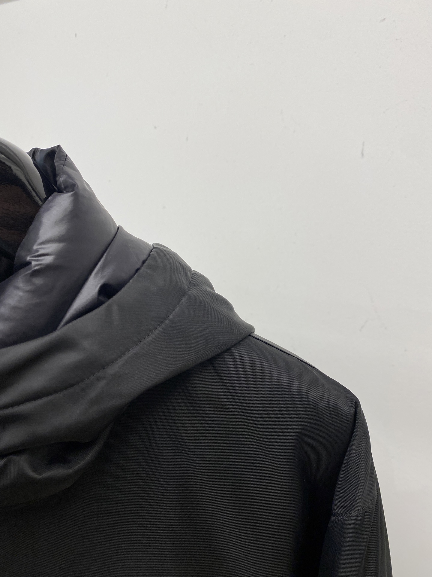 普拉达、2025最新款男士轻薄羽绒夹克、面料柔软舒适 ．上身版型超赞 ．拉链．辅料都是客供 、进口面料，