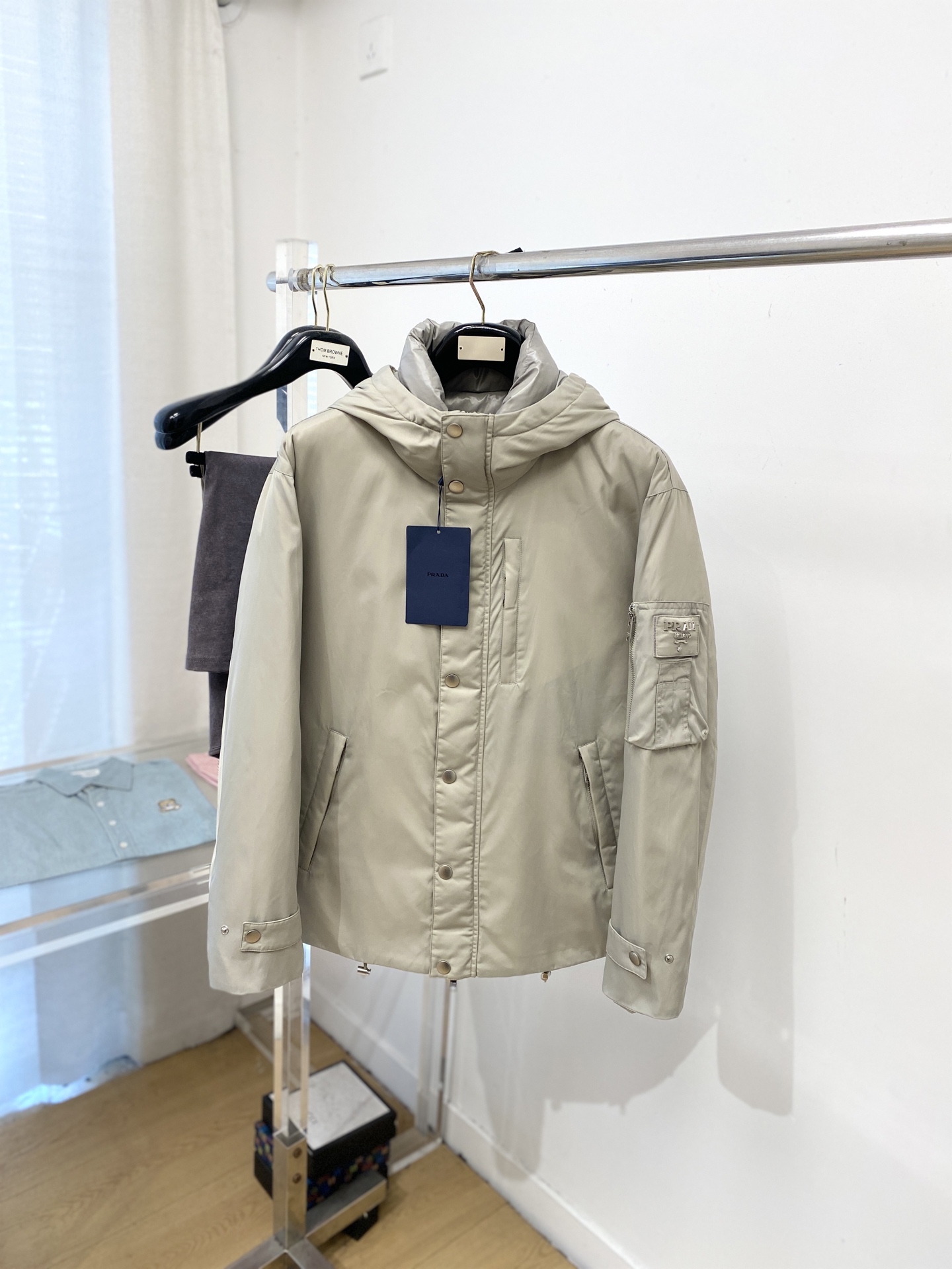 NO:648831,Prada, the latest 2025 men's lightweight down jacket, the fabric is soft and comfortable.  The upper body shape is awesome.  zipper.  The accessories are all custom-supplied and imported fabrics, which are light and comfortable, warm and stylish, simple and elegant!  Lightweight and warm, the best choice to keep out the cold in autumn and winter. Size M-3XL, prada, jackets & coats, down jacket, alexander wang19860909普拉达、2025最新款男士轻薄羽绒夹克、面料柔软舒适 ．上身版型超赞 ．拉链．辅料都是客供 、进口面料,轻便舒适,保暖有型、简单大方款式！轻便保暖、秋冬御寒的最佳选择 码数M-3XL,,prada,jackets & coats,down jacket,alexander wang,Men's clothing