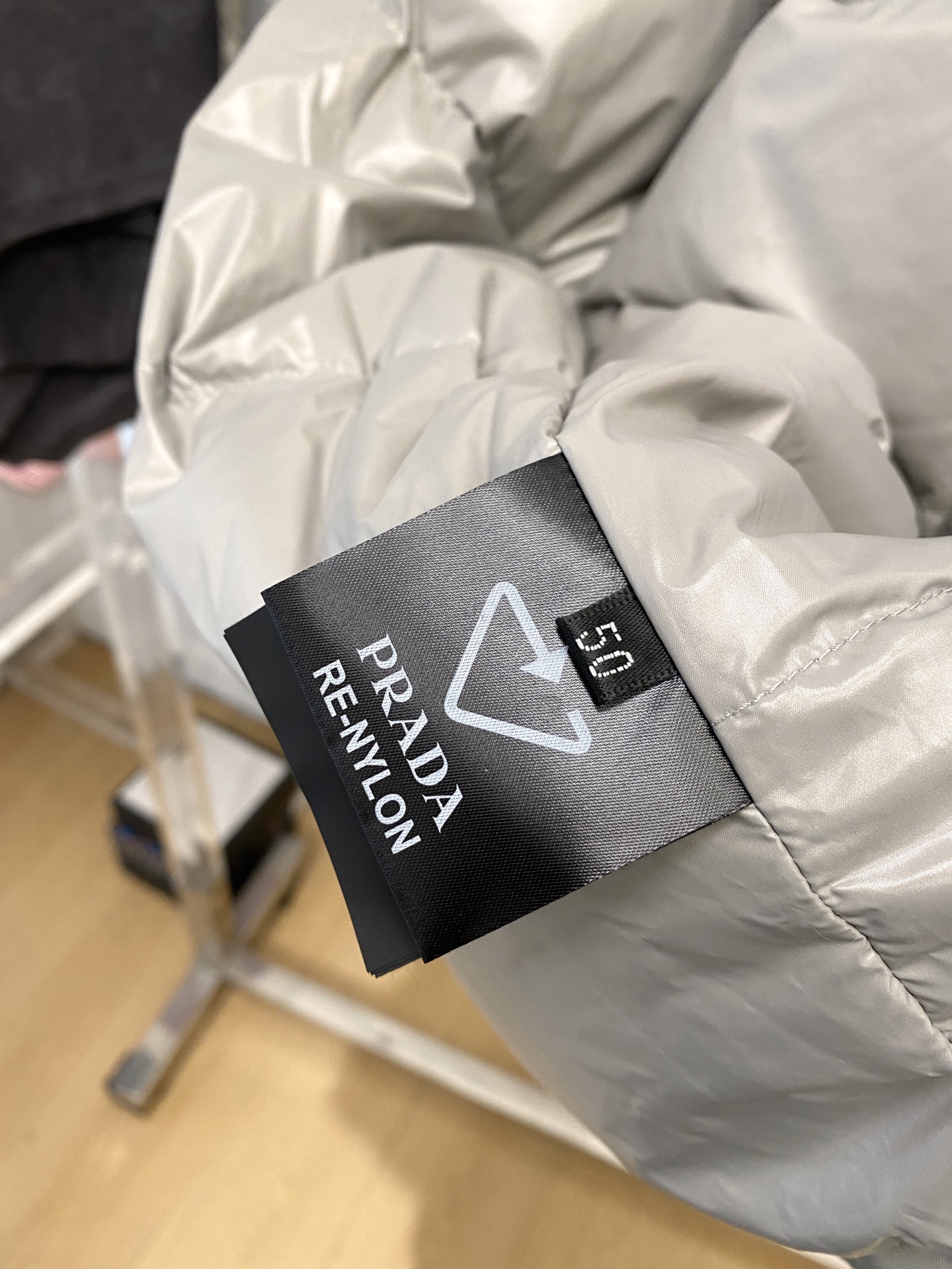 普拉达、2025最新款男士轻薄羽绒夹克、面料柔软舒适 ．上身版型超赞 ．拉链．辅料都是客供 、进口面料，