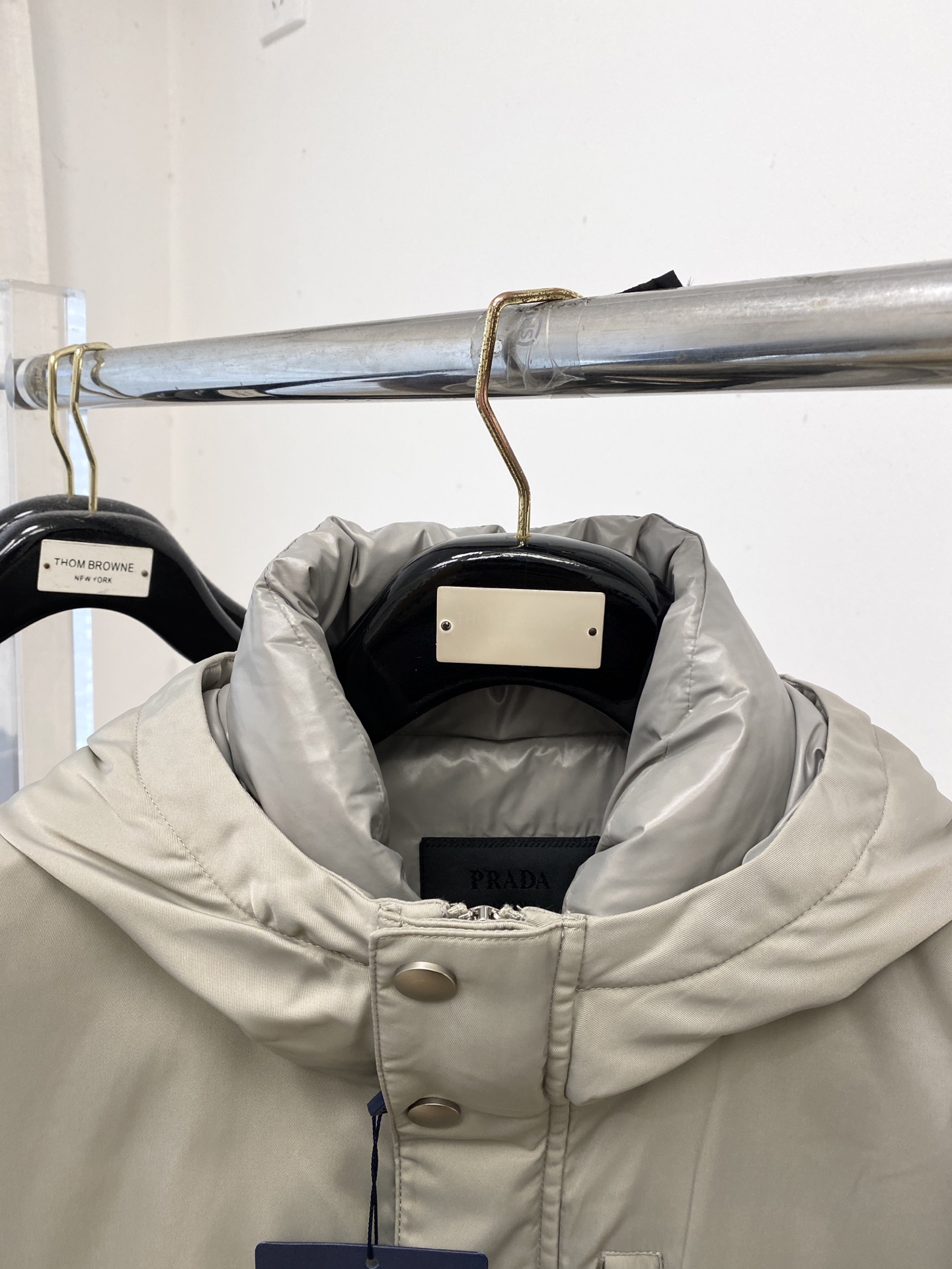 普拉达、2025最新款男士轻薄羽绒夹克、面料柔软舒适 ．上身版型超赞 ．拉链．辅料都是客供 、进口面料，