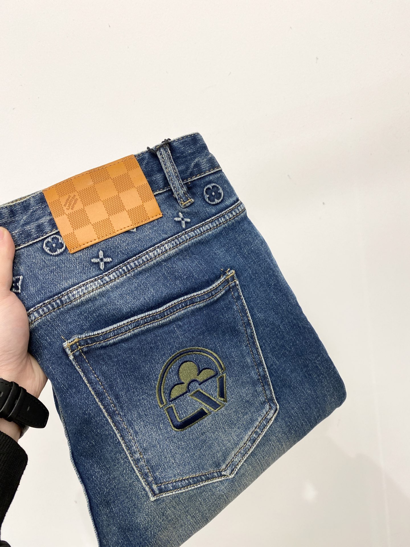 NO:648734,LV, 2025 latest products, available at the counter simultaneously, original goods, washed casual jeans, imported original washed stretch fabric, comfortable and elastic, original hardware accessories decorated with logo, super correct version, extremely high grade, counter quality, fashionable and stylish upper body, code number 29-38,, louis vuitton, jeans, alexander wang19860909LV、2025最新品,专柜同步有售,原单狠货,水洗休闲牛仔裤,进口原版水洗弹力面料,舒适有弹性,原版五金辅料装饰logo,版型超正,档次极高,专柜品质,上身时尚有型,码数29-38,,louis vuitton,jeans,alexander wang,Men's clothing