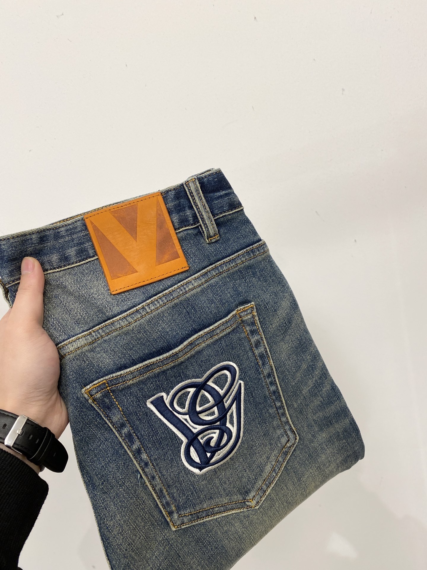 NO:648729,Valentino, 2025 latest products, available at counters simultaneously, original goods, washed casual jeans, imported original washed stretch fabrics, comfortable and elastic, original hardware accessories decorated with logo, super correct version, extremely high grade, counter quality, fashionable and stylish upper body, code number 29-38,, valentino,jeans,alexander wang19860909华伦天奴、2025最新品,专柜同步有售,原单狠货,水洗休闲牛仔裤,进口原版水洗弹力面料,舒适有弹性,原版五金辅料装饰logo,版型超正,档次极高,专柜品质,上身时尚有型,码数29-38,,valentino,jeans,alexander wang,Men's clothing