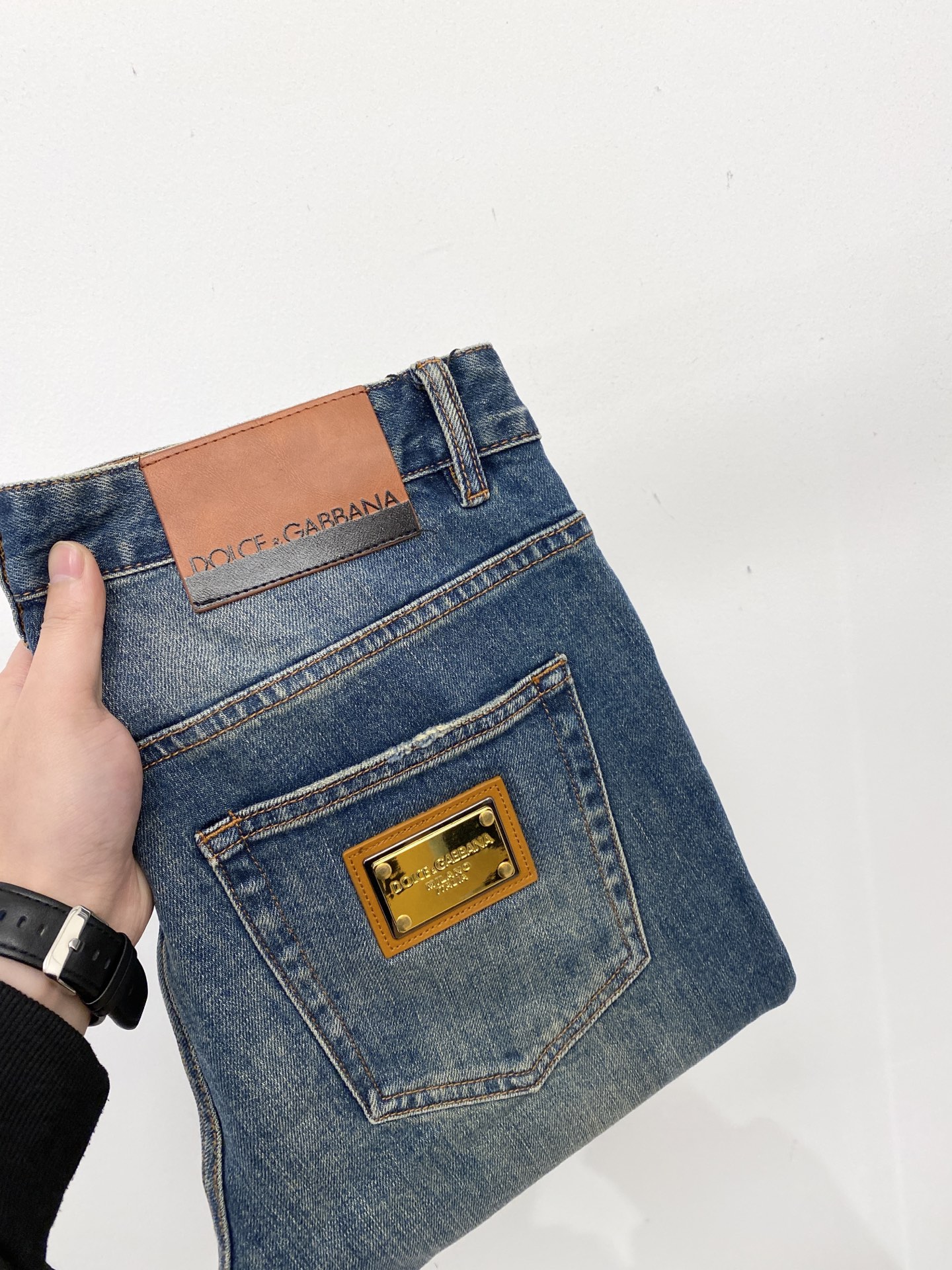 NO:648725,DG, 2025 latest products, available at counters at the same time, original goods, washed casual jeans, imported original washed stretch fabrics, comfortable and elastic, original hardware accessories decorated with logo, super correct version, extremely high grade, counter quality, fashionable and stylish upper body, code number 29-38,, jeans, alexander wang19860909DG、2025最新品,专柜同步有售,原单狠货,水洗休闲牛仔裤,进口原版水洗弹力面料,舒适有弹性,原版五金辅料装饰logo,版型超正,档次极高,专柜品质,上身时尚有型,码数29-38,,jeans,alexander wang,Men's clothing