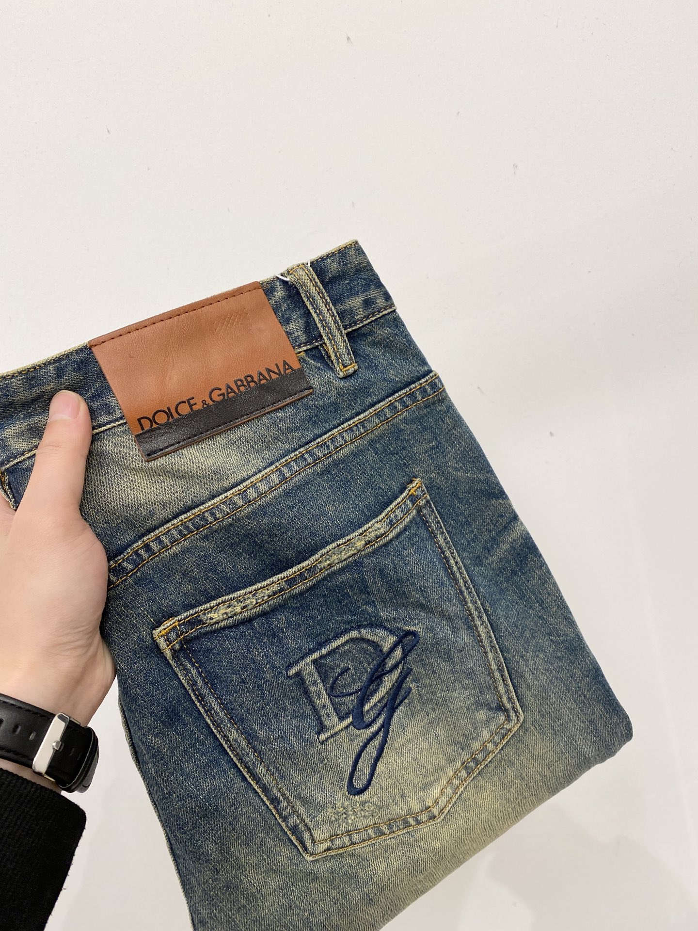 NO:648715,DG, 2025 latest products, available at counters at the same time, original goods, washed casual jeans, imported original washed stretch fabrics, comfortable and elastic, original hardware accessories decorated with logo, super correct version, extremely high grade, counter quality, fashionable and stylish upper body, code number 29-38,, jeans, alexander wang19860909DG、2025最新品,专柜同步有售,原单狠货,水洗休闲牛仔裤,进口原版水洗弹力面料,舒适有弹性,原版五金辅料装饰logo,版型超正,档次极高,专柜品质,上身时尚有型,码数29-38,,jeans,alexander wang,Men's clothing